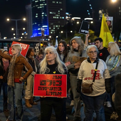 Menschen nehmen an einer Demonstration teil und fordern die sofortige Freilassung der von der Hamas im Gazastreifen festgehaltenen Geiseln.