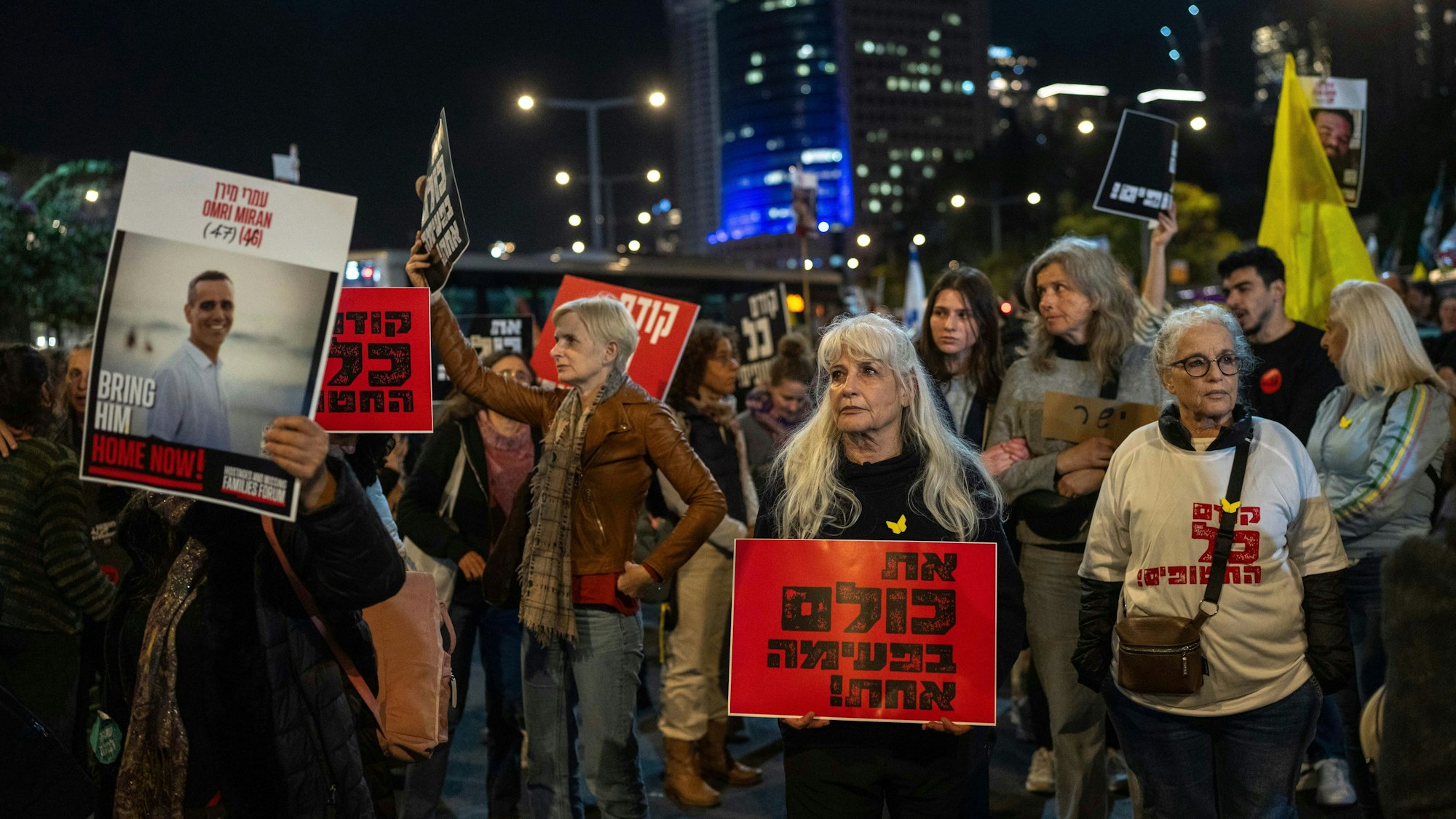 Menschen nehmen an einer Demonstration teil und fordern die sofortige Freilassung der von der Hamas im Gazastreifen festgehaltenen Geiseln.