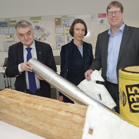 Herbert Reul besucht das Werk der Saint-Gobain Isover G+H
v.l. Herbert Reul, Celine Carre (G+H), Nikolaus Wesely (G+H)