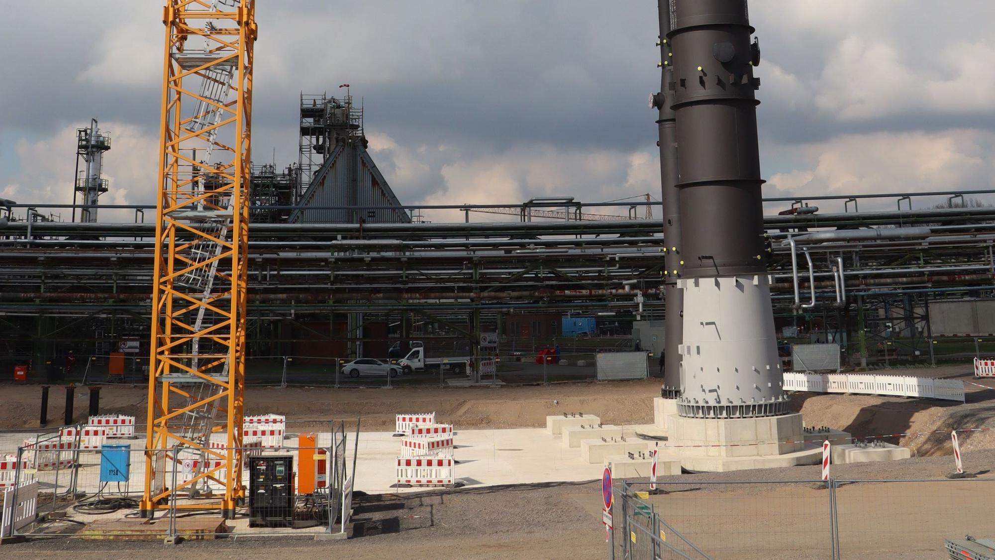 Zu sehen ist die Baustelle mit Kran einer Grundöl-Destillation.