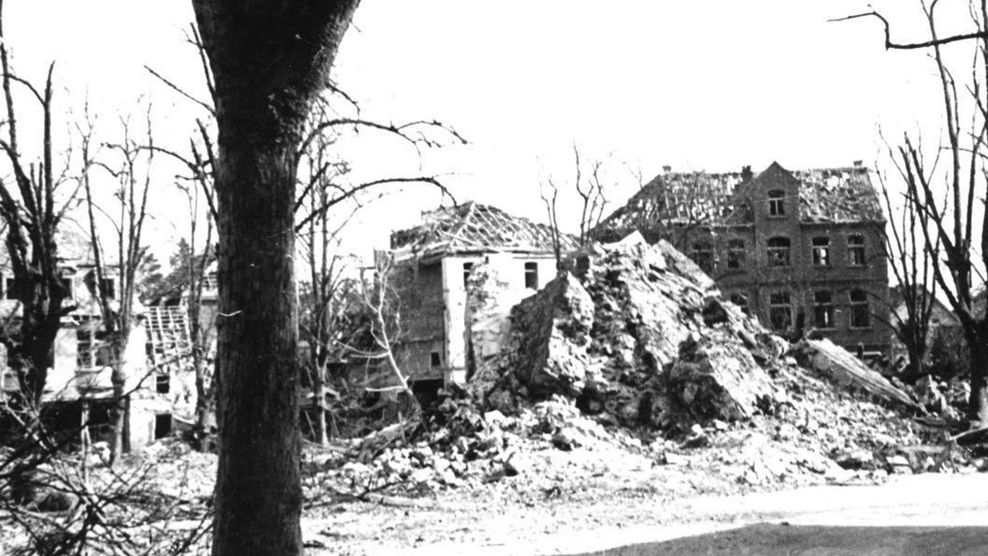 Schwarz-Weißfoto, zerstörte Gebäude nach einem Bombenangriff.