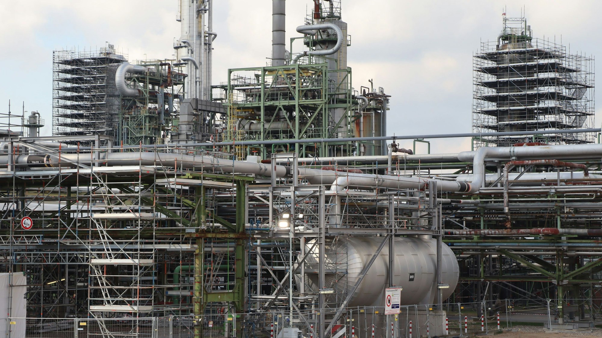 Zu sehen ist eine Anlage zur Rohölverarbeitung.