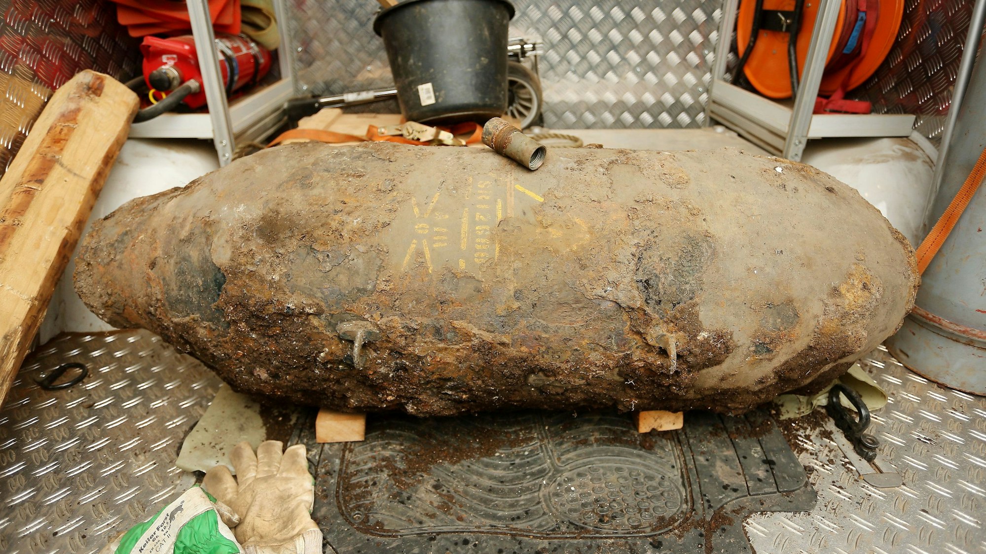 Ein Blindgänger liegt auf einer Ladefläche