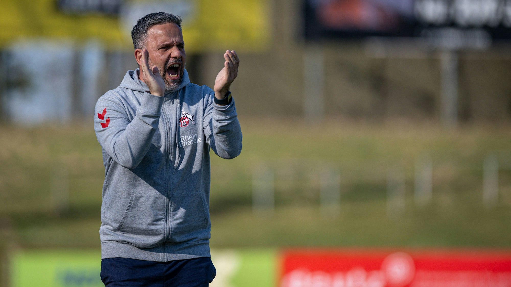 Fussball, Saison 2024/2025, Regionalliga West, 08.03.2025, 25. Spieltag, Herren, 1.FC Bocholt weiss vs. 1.FC Koeln U23 rot /// Evangelos Sbonias Trainer 1. FC Koeln U23 Bocholt Stadion am Huenting Nordrhein-Westfalen Deutschland *** Football, Season 2024 2025, Regionalliga West, 08 03 2025, 25 Matchday, Men, 1 FC Bocholt white vs 1 FC Koeln U23 red Evangelos Sbonias Coach 1 FC Koeln U23 Bocholt Stadion am Huenting Nordrhein Westfalen Germany 250308_fb_1fc-bocholt_1fc-koeln-u23_38848