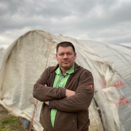 Zu sehen ist Landwirt Christian Boley vor Folientunnels.
