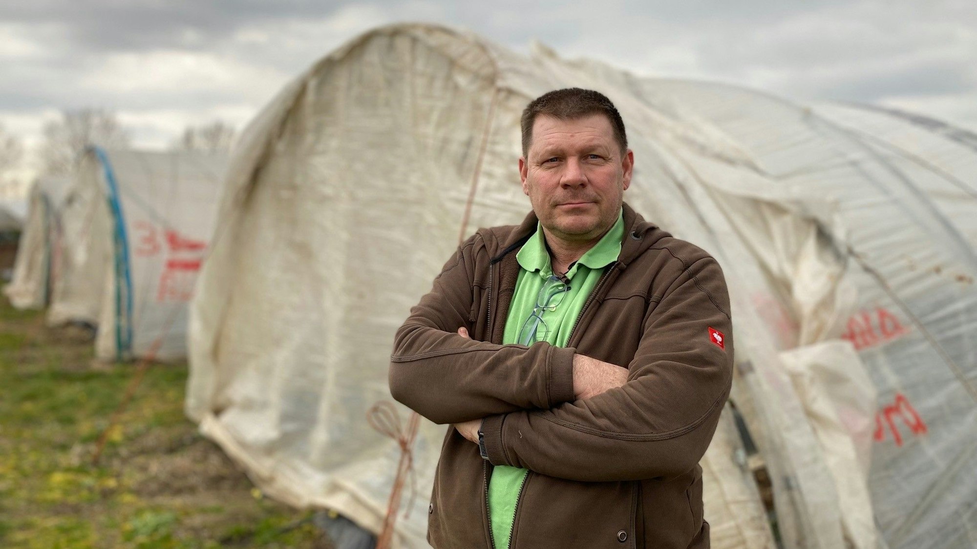 Zu sehen ist Landwirt Christian Boley vor Folientunnels.