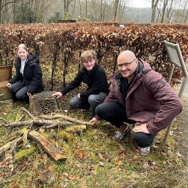 Die beiden Freiwilligen Kathi Gülden (Zweite von links) und Leon Klein )Zweiter von rechts) bekommen bei ihrer Arbeit in der Biologischen Station viel Unterstützung von Team-Assistentin Jacqueline Jahn (links im Bild) und Geschäftsführer Matthias Wirtz-Amling (rechts).
