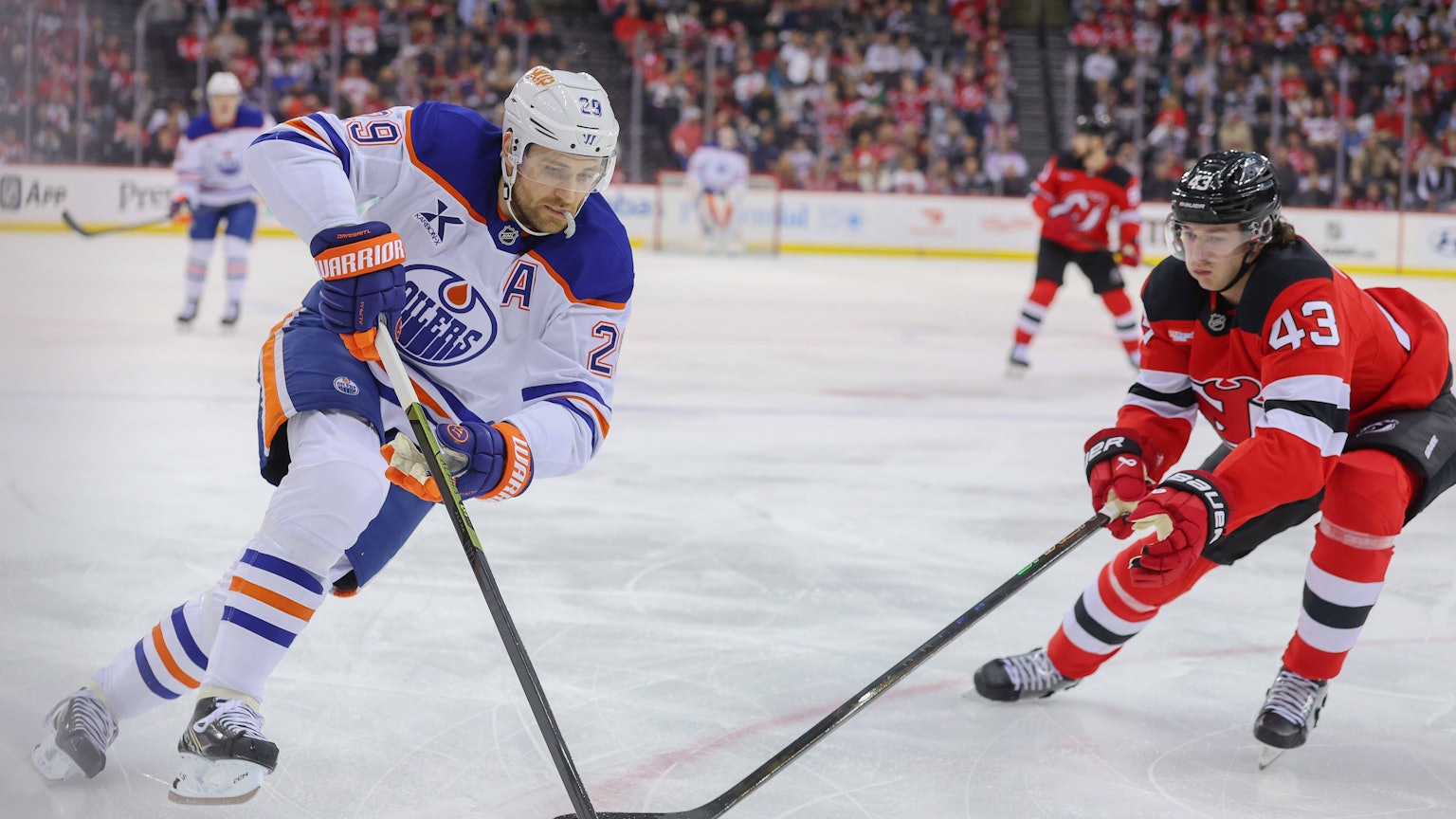 Der deutsche Eishockeystar Leon Draisaitl hat seine Punkteserie in der NHL ausgebaut, mit den Edmonton Oilers allerdings die nächste Niederlage kassiert.
