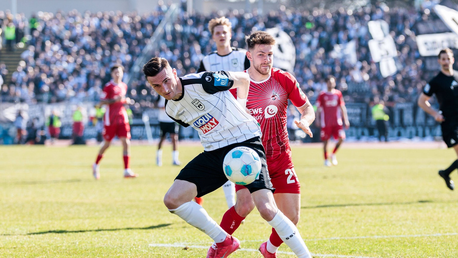 Jan Thielmann (r.) kehrte am vergangenen Samstag beim 1:0 in Ulm auf seine offensive Position zurück.