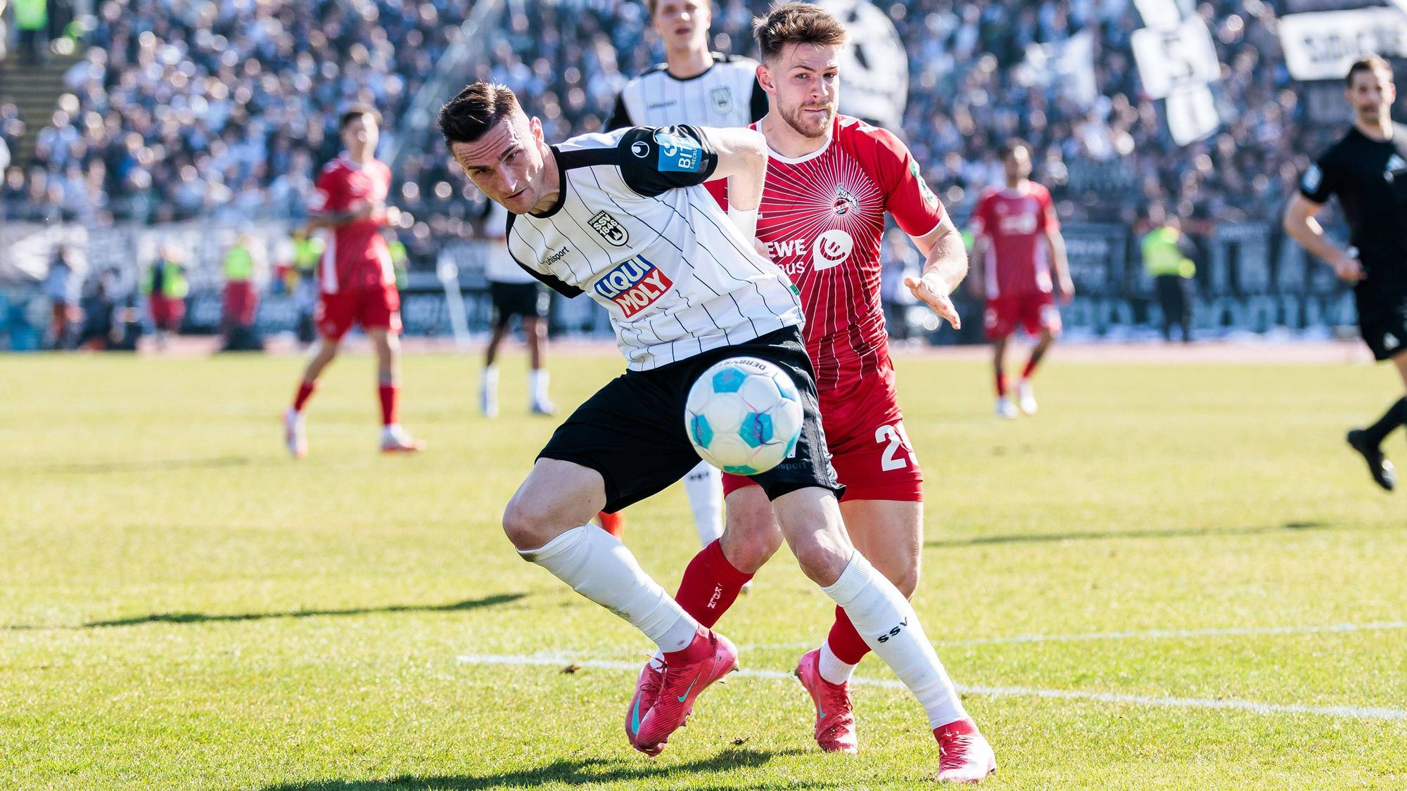 Jan Thielmann (r.) kehrte am vergangenen Samstag beim 1:0 in Ulm auf seine offensive Position zurück.