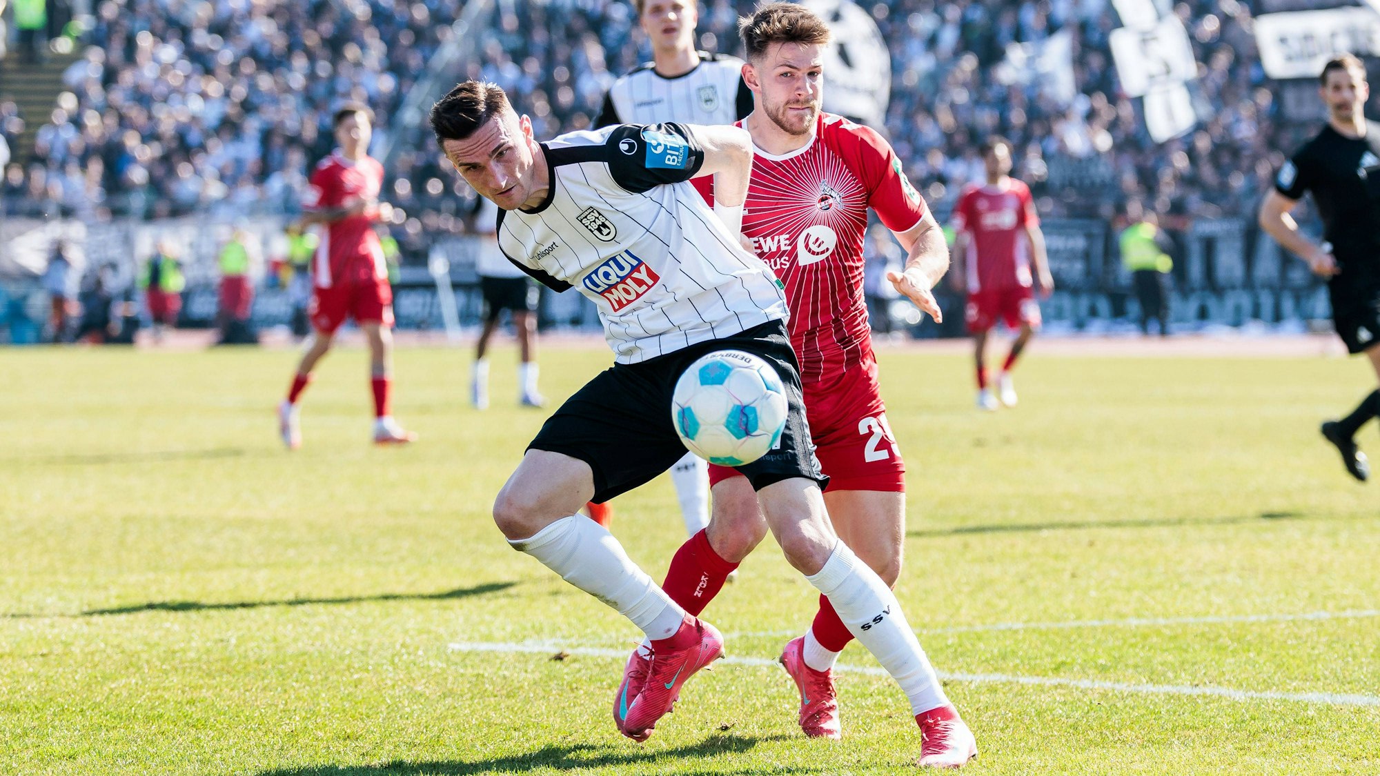 Jan Thielmann (r.) kehrte am vergangenen Samstag beim 1:0 in Ulm auf seine offensive Position zurück.