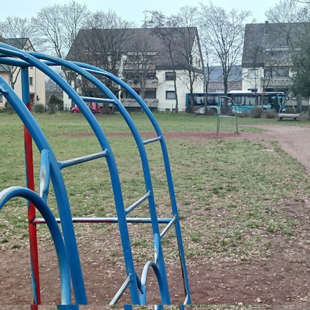 Spielgeräte an einem Bolzplatz.