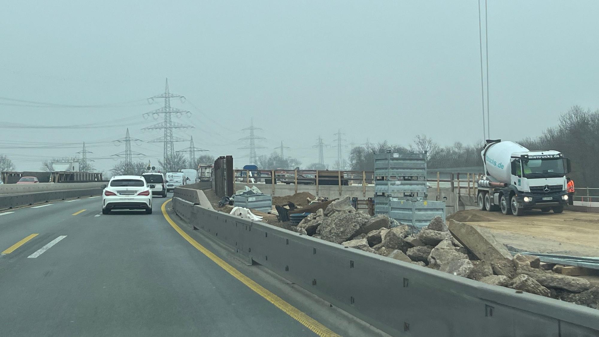 Neben verengten Autobahnfahrstreifen wird gebaut.