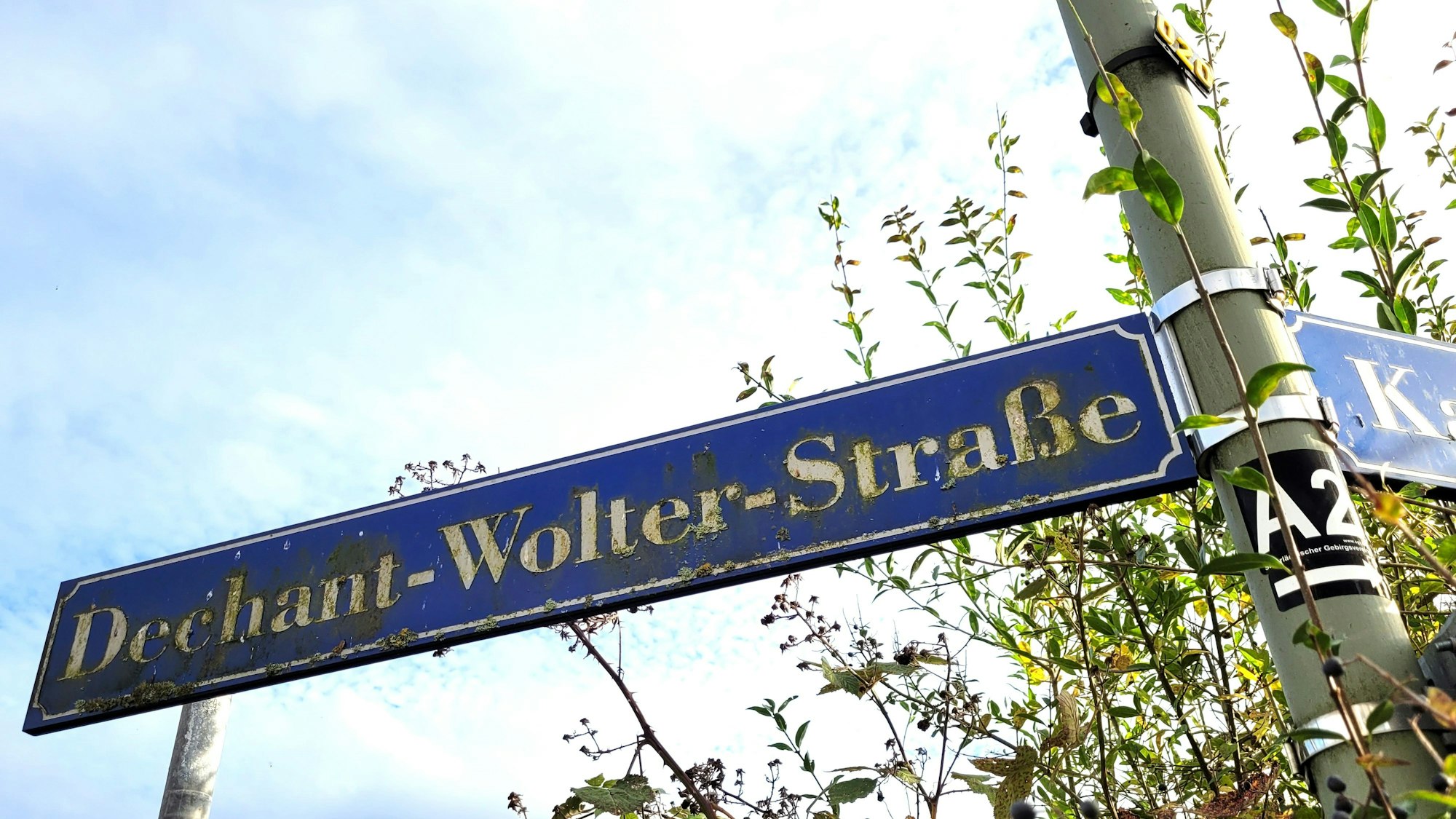 Ab 1. Januar 2026 heißt die Dechant-Wolter-Straße in Waldbröl „Zum Klösterchen“. Aus rechtlichen Gründen darf das alte Straßenschild vorerst aber nicht entfernt werden.