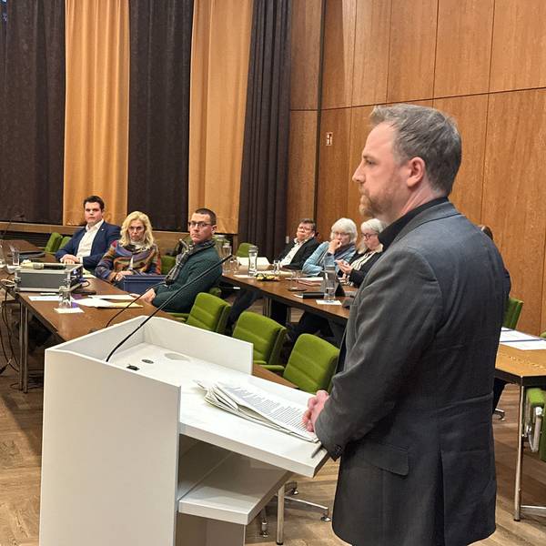 Martin Metz, Landtagsabgeordneter und Fraktionschef der Grünen im Stadtrat von Sankt Augustin hält eine Rede zum Thema Stellenausschreibung für den neuen Technischen Beigeordneten.