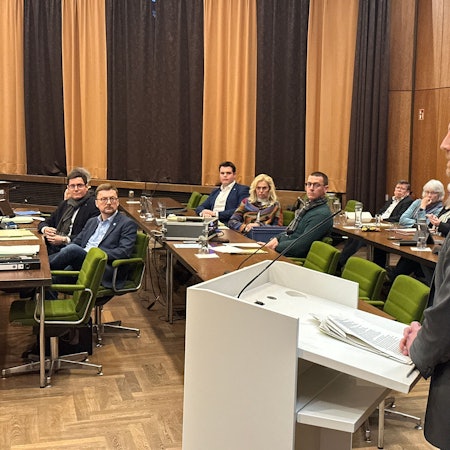 Martin Metz, Landtagsabgeordneter und Fraktionschef der Grünen im Stadtrat von Sankt Augustin hält eine Rede zum Thema Stellenausschreibung für den neuen Technischen Beigeordneten.