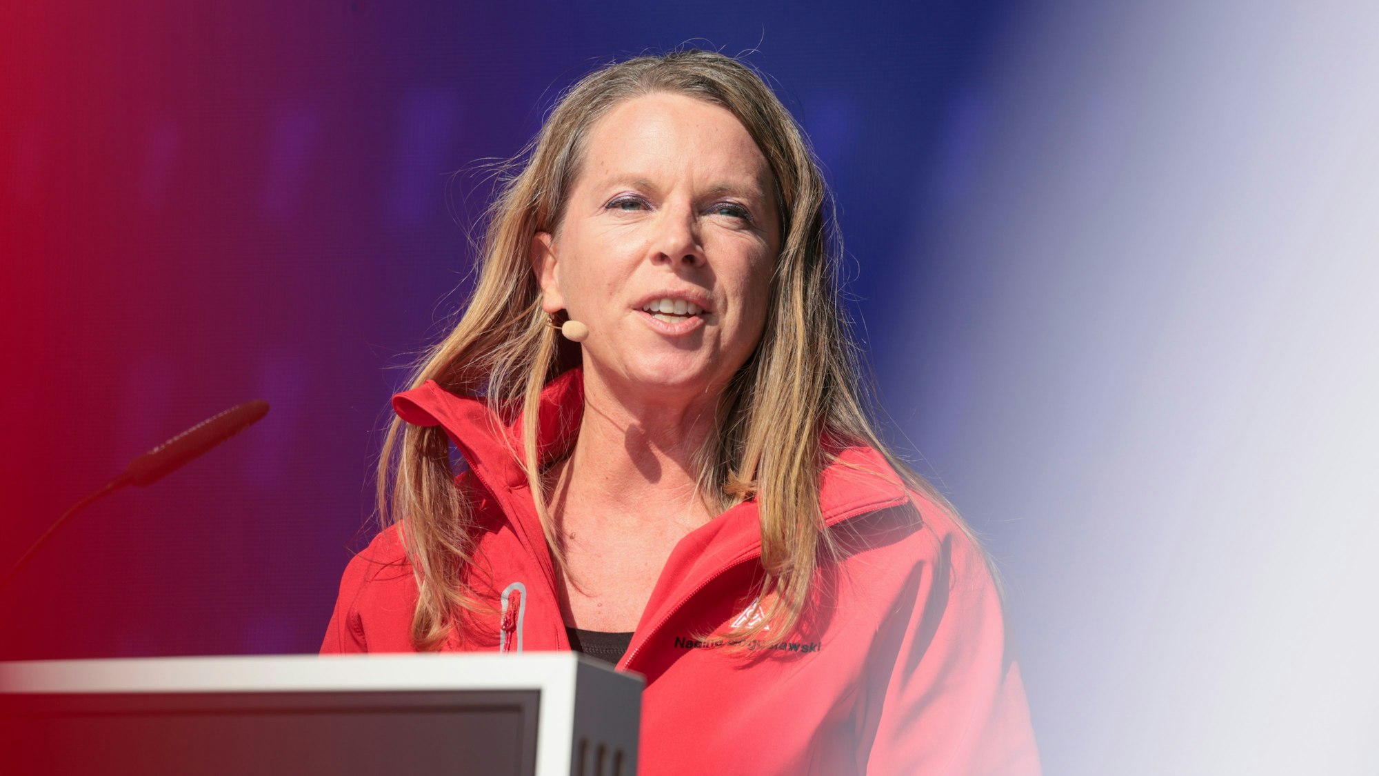15.03.2025, Nrw, Köln: Nadine Boguslawski, Geschäftsführendes Vorstandsmitglied der IG Metall, hält eine Rede während der Kundgebung. Nach dem Abschluss der Sondierungen zwischen Union und SPD will die IG Metall den Druck auf die anstehenden Koalitionsverhandlungen erhöhen. Foto: Thomas Banneyer/dpa +++ dpa-Bildfunk +++