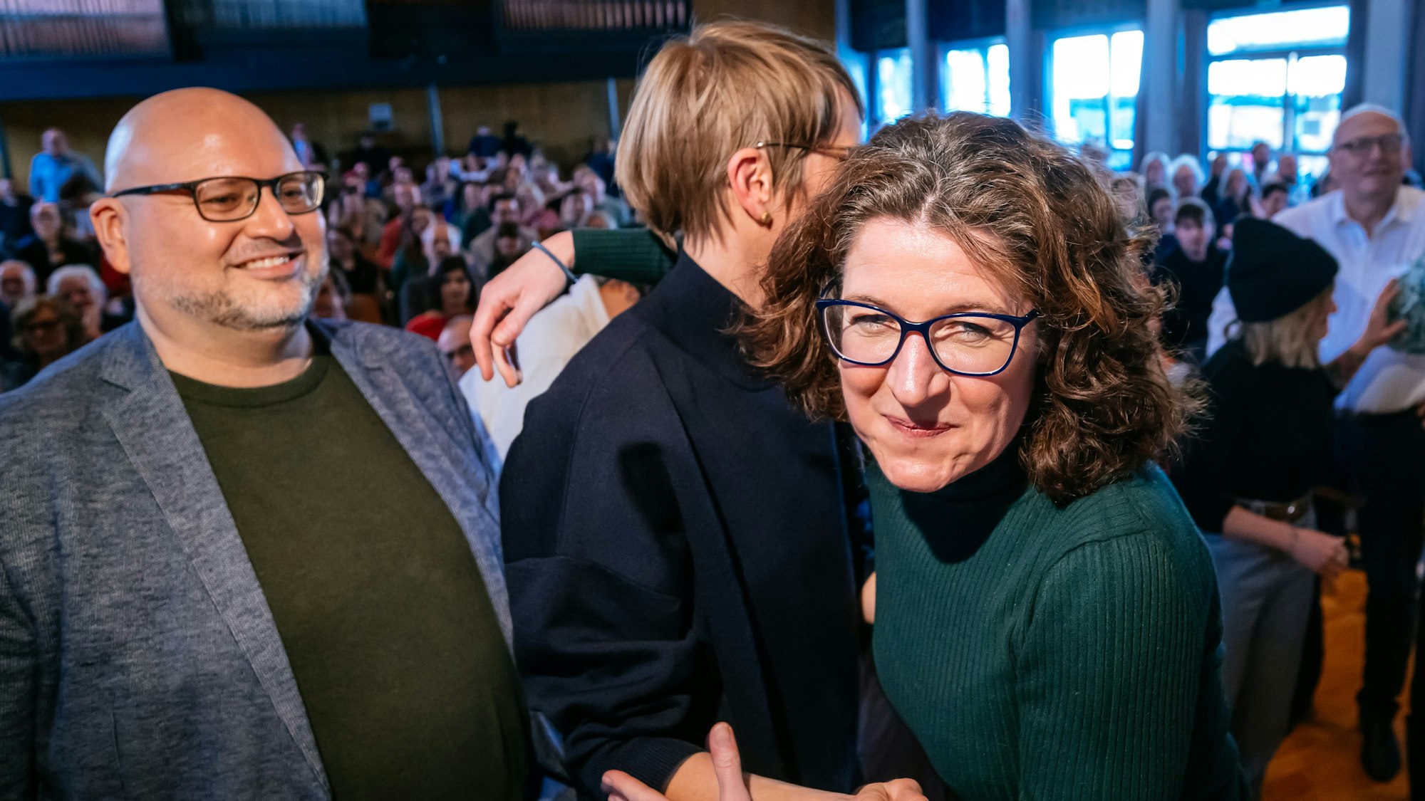 Die neue Kölner Grünen-Vorsitzende Kirsten Jahn (r.) erhält Glückwünsche von den früheren Parteichefs Katja Trompeter und Stefan Wolters.