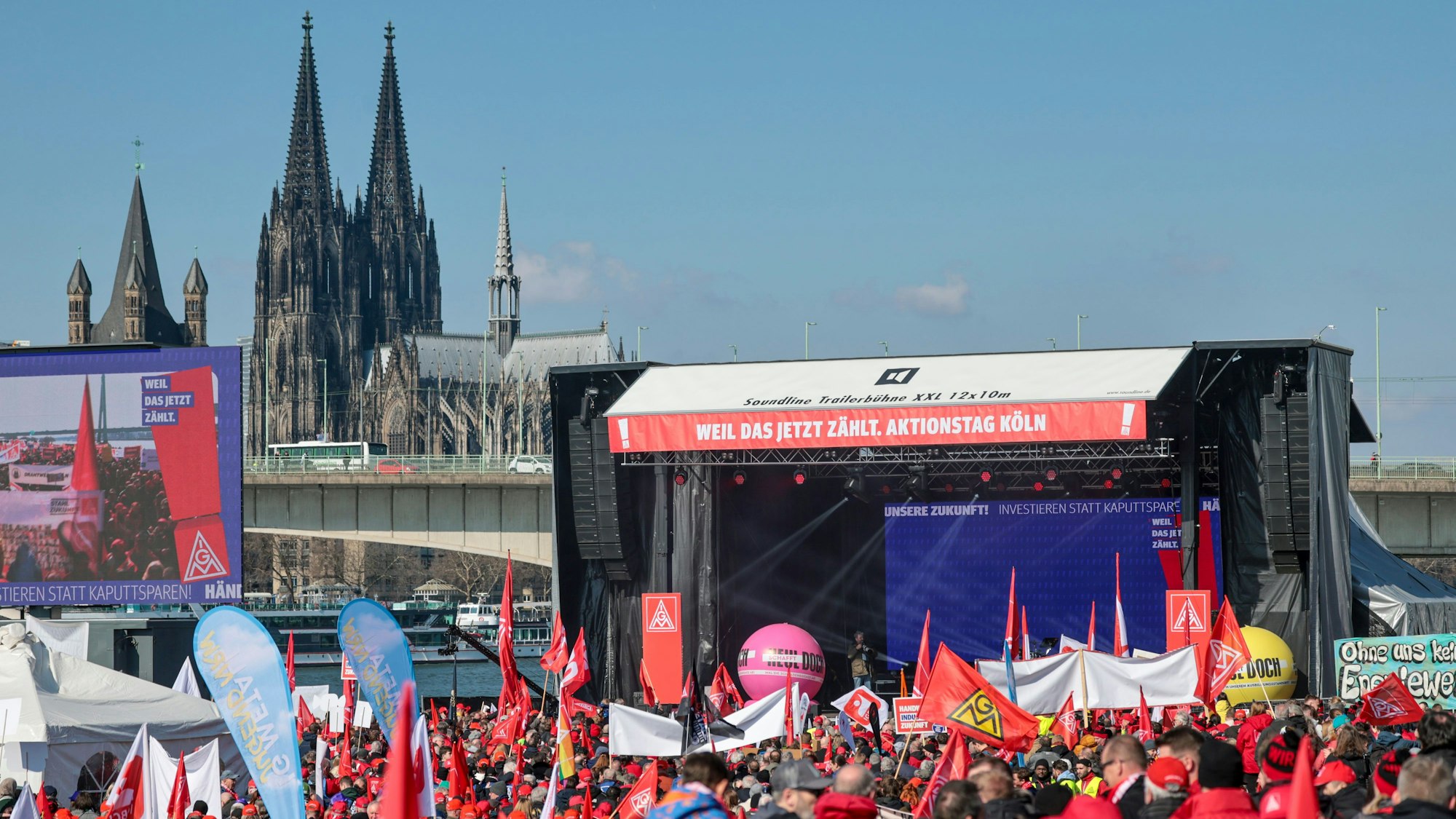 15.03.2025, Nrw, Köln: Zahlreiche Menschen nehmen an einer Kundgebung der Gewerkschaft IG Metall teil. Nach dem Abschluss der Sondierungen zwischen Union und SPD will die IG Metall den Druck auf die anstehenden Koalitionsverhandlungen erhöhen. Foto: Thomas Banneyer/dpa +++ dpa-Bildfunk +++
