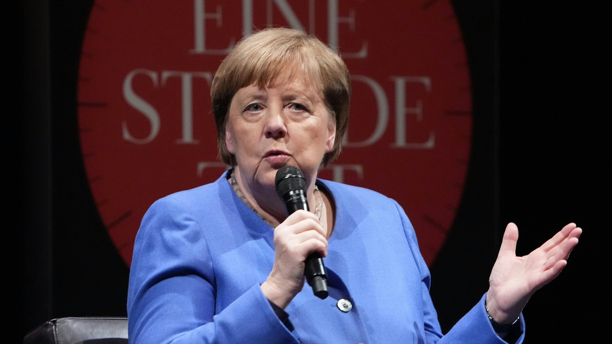 ARCHIV - 05.02.2025, Hamburg: Altkanzlerin Angela Merkel (CDU) spricht während der «Die Zeit»-Veranstaltung «Eine Stunde Zeit mit...» auf der Bühne im Deutschen Schauspielhaus. (zu dpa: «Merkel findet Schlagwort «Putin-Versteher» nicht in Ordnung») Foto: Marcus Brandt/dpa +++ dpa-Bildfunk +++
