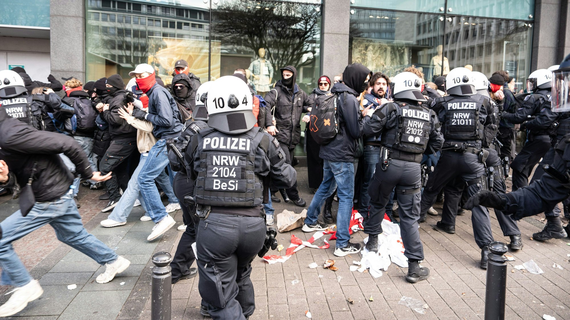 Die Polizei war in Essen angesichts des Aufmarsches der Rechtsradikalen und der Gegendemonstrationen im Großeinsatz.