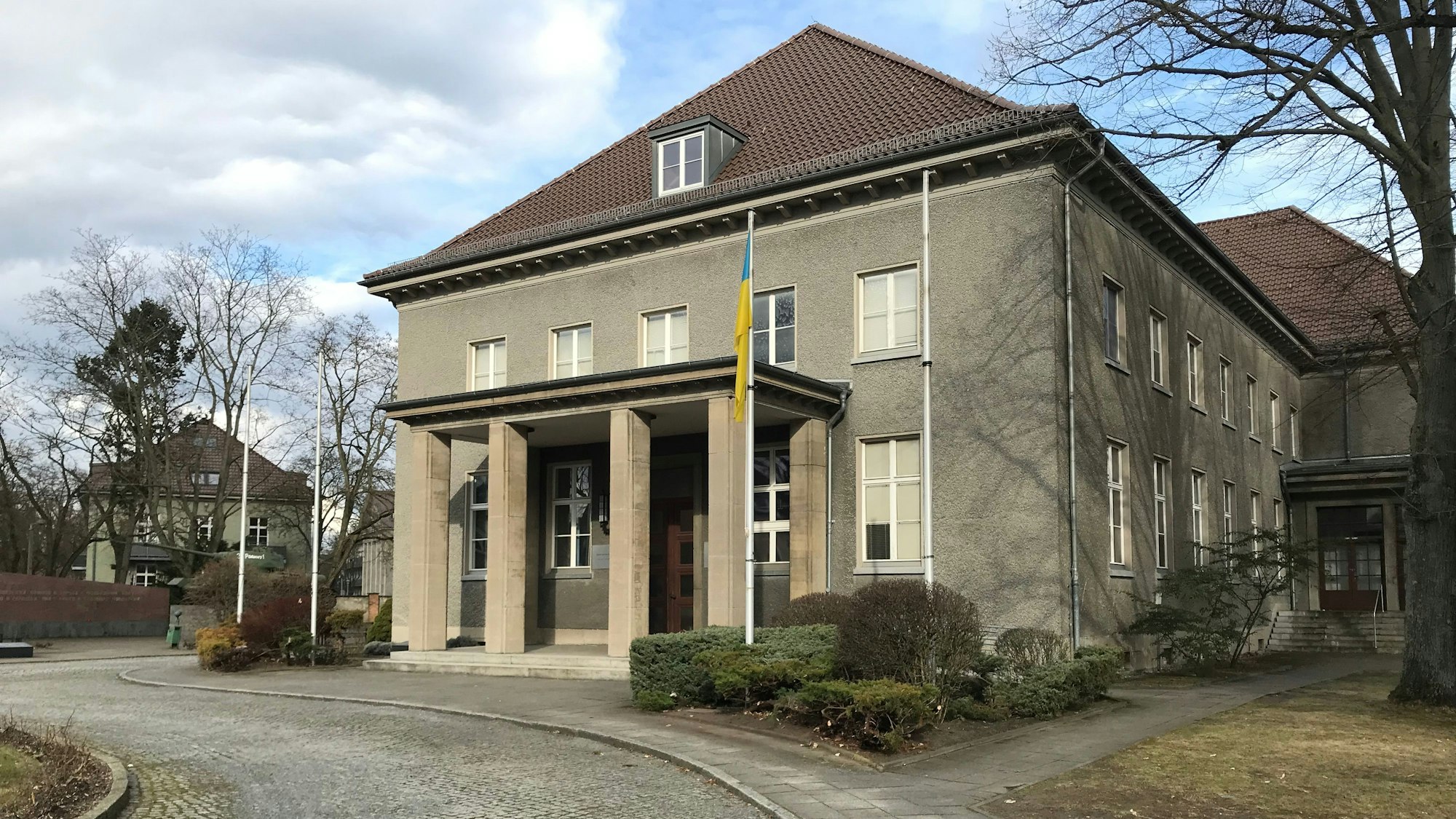 Seit dem russischen Angriff wehen vor dem Museum Karlshorst in Berlin nur noch die ukrainischen Farben.