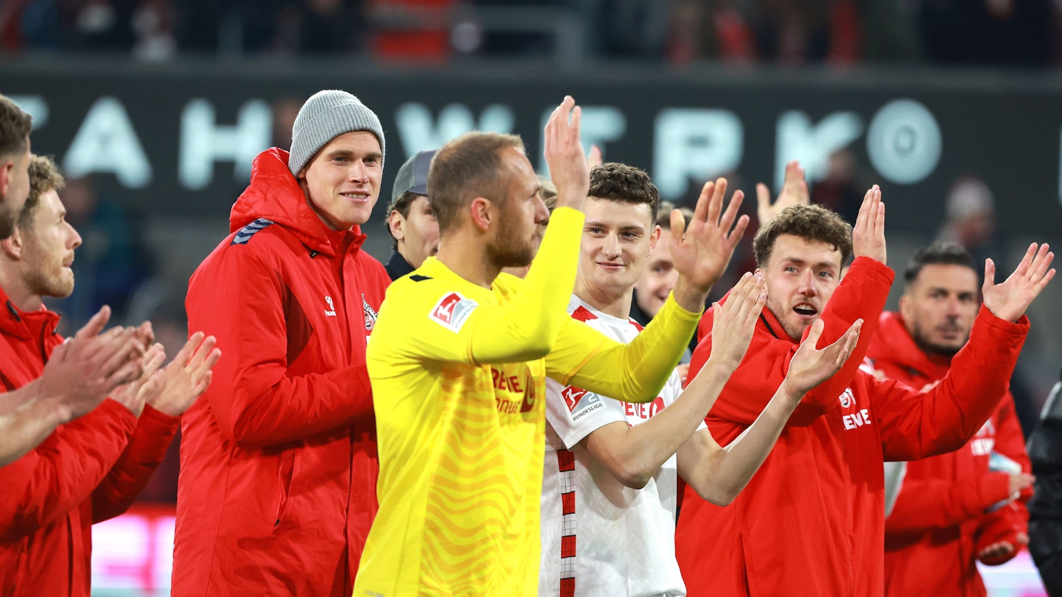 1. FC Köln vs. Darmstadt 98, 26. Spieltag, 15.03.2025, 20.30 Uhr, Applaus vor der Südtribüne für Marvin Schwäbe (1. FC Köln), Bild: Herbert Bucco