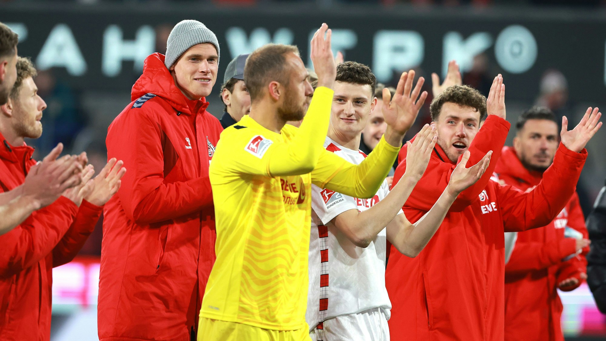 1. FC Köln vs. Darmstadt 98, 26. Spieltag, 15.03.2025, 20.30 Uhr, Applaus vor der Südtribüne für Marvin Schwäbe (1. FC Köln), Bild: Herbert Bucco