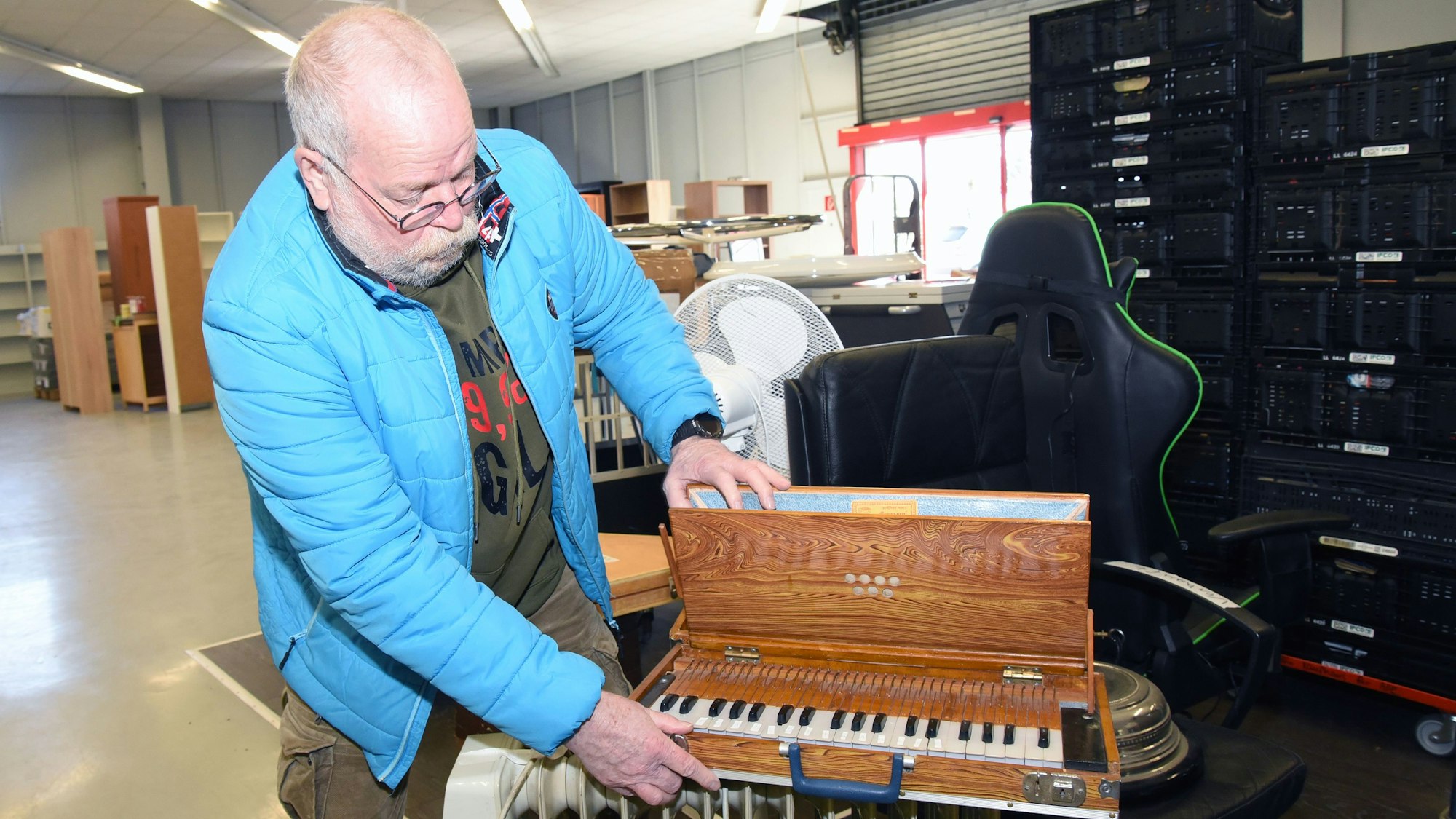 Das „Kaufhaus für Alle“ in Waldbröl ist auch ein Kaufhaus der Kuriositäten und der Raritäten. Hier packt Geschäftsführer Frank-Peter Twilling eine Shrutibox, ein indisches Musikinstrument aus.