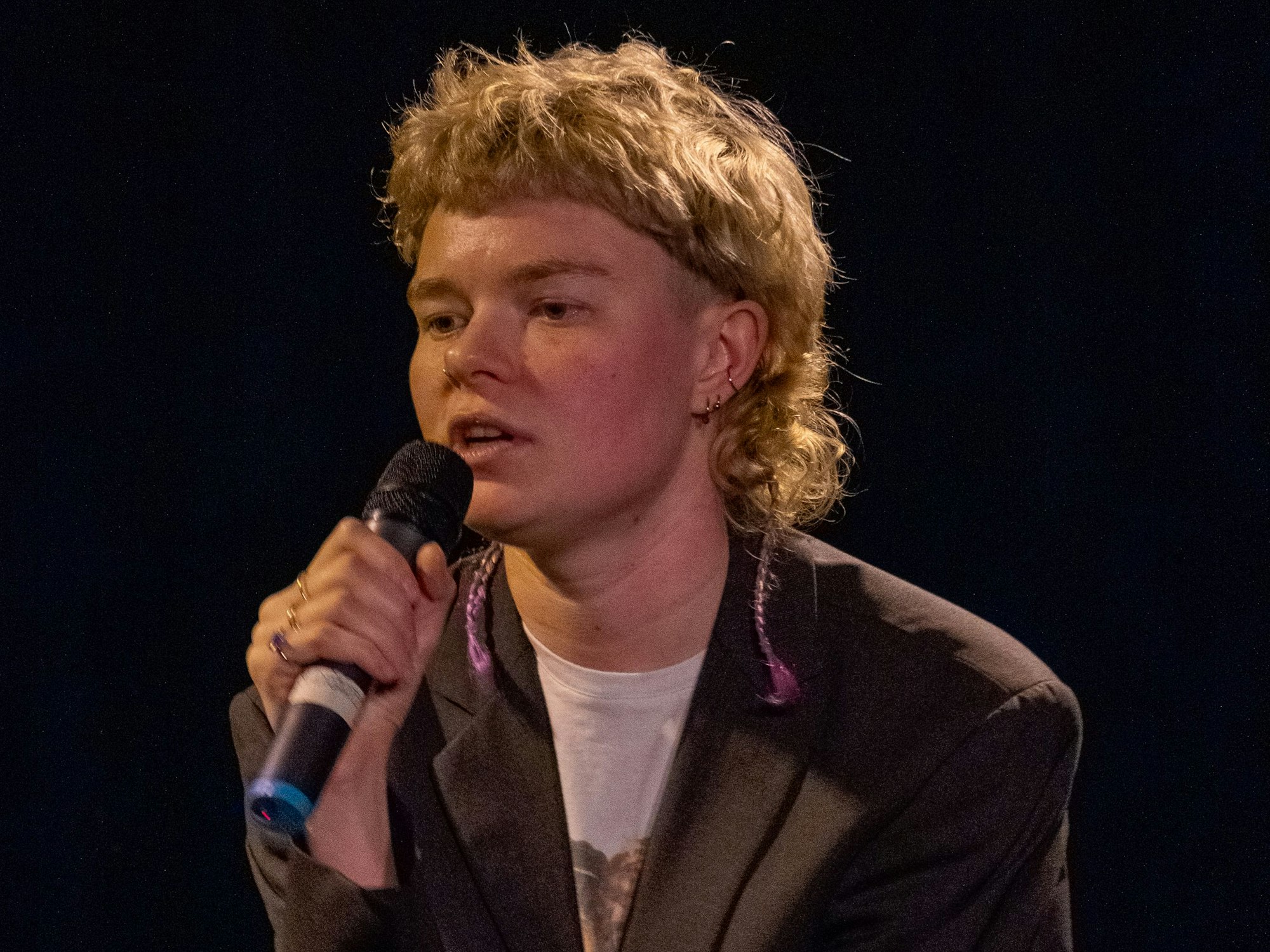 Laura Leupi spricht auf der lit.Pop über ihr Buch ‚Das Alphabet der sexualisierten Gewalt‘.