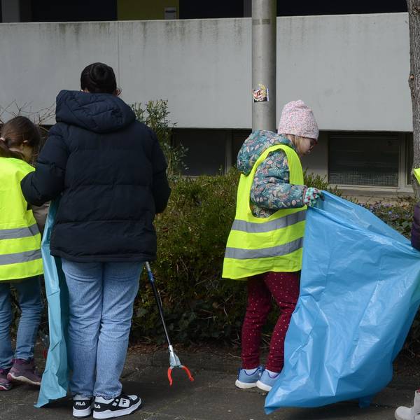 Kinder der Hans-Alfred-Keller-Grundschule haben gemeinsam mit Schülerinnen und Schülern des Berufskollegs im Stadtteil Zange eine Putzaktion gestartet.
