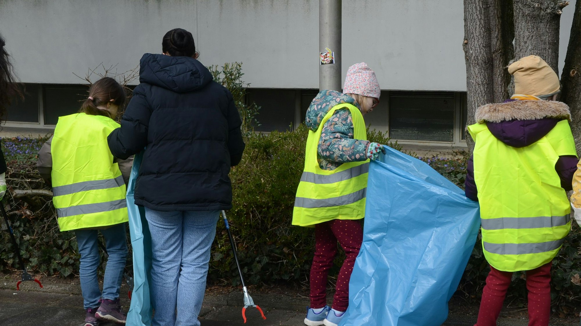 Kinder der Hans-Alfred-Keller-Grundschule haben gemeinsam mit Schülerinnen und Schülern des Berufskollegs im Stadtteil Zange eine Putzaktion gestartet.