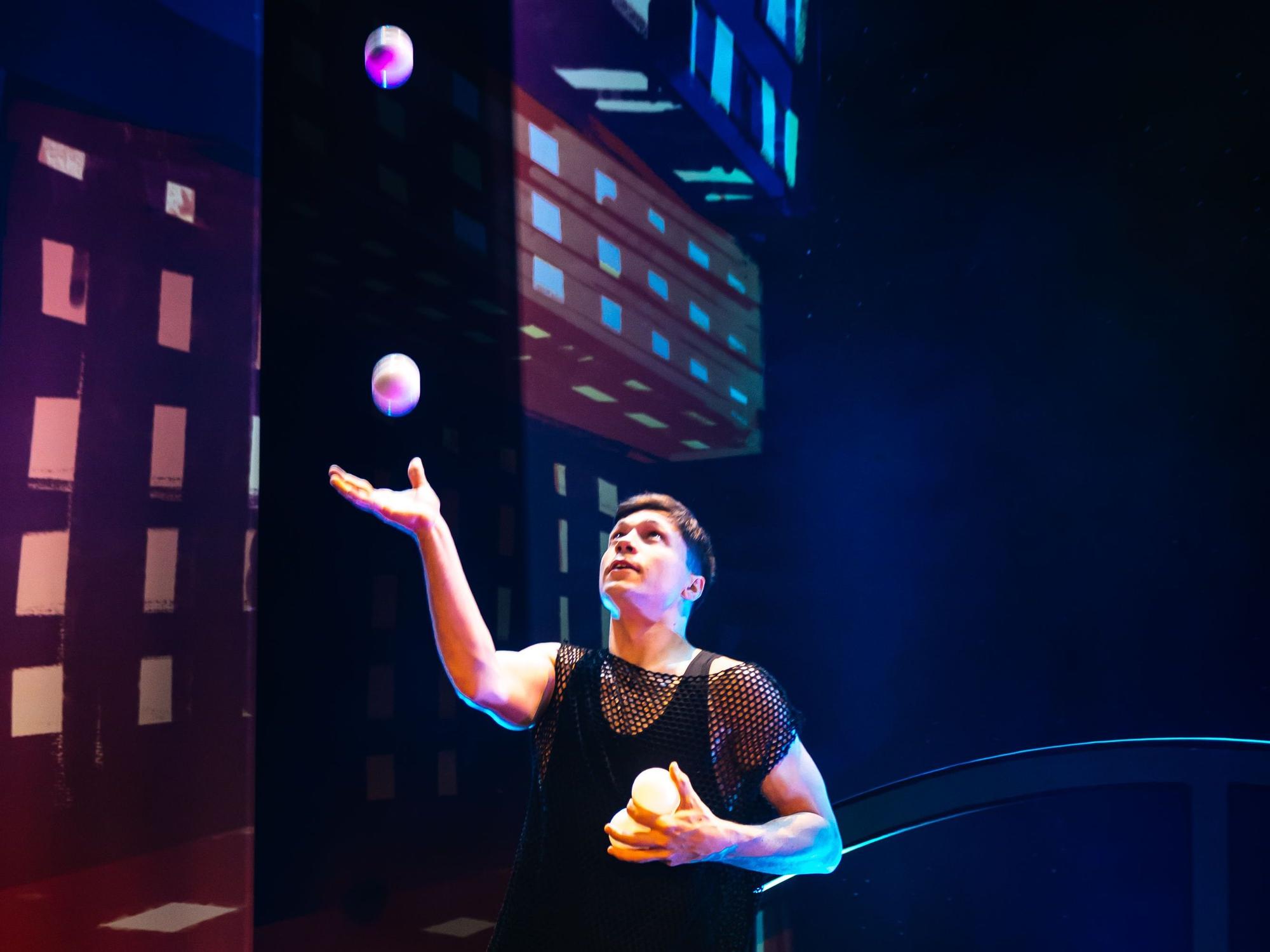 Mit seiner Ball-Jonglage in irisierendem Licht zog Kostya Korostylenko das Publikum in den Bann.
