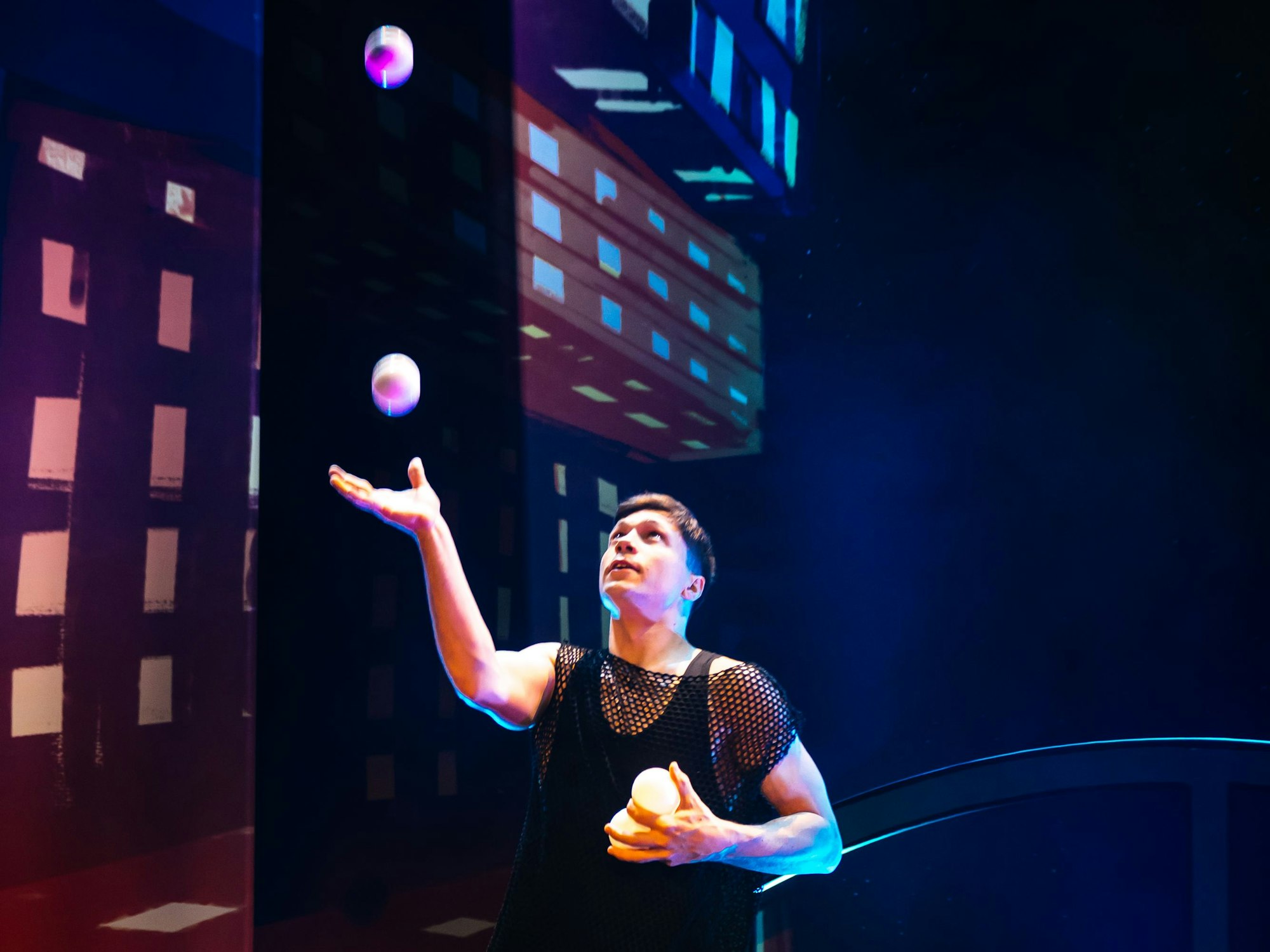 Mit seiner Ball-Jonglage in irisierendem Licht zog Kostya Korostylenko das Publikum in den Bann.