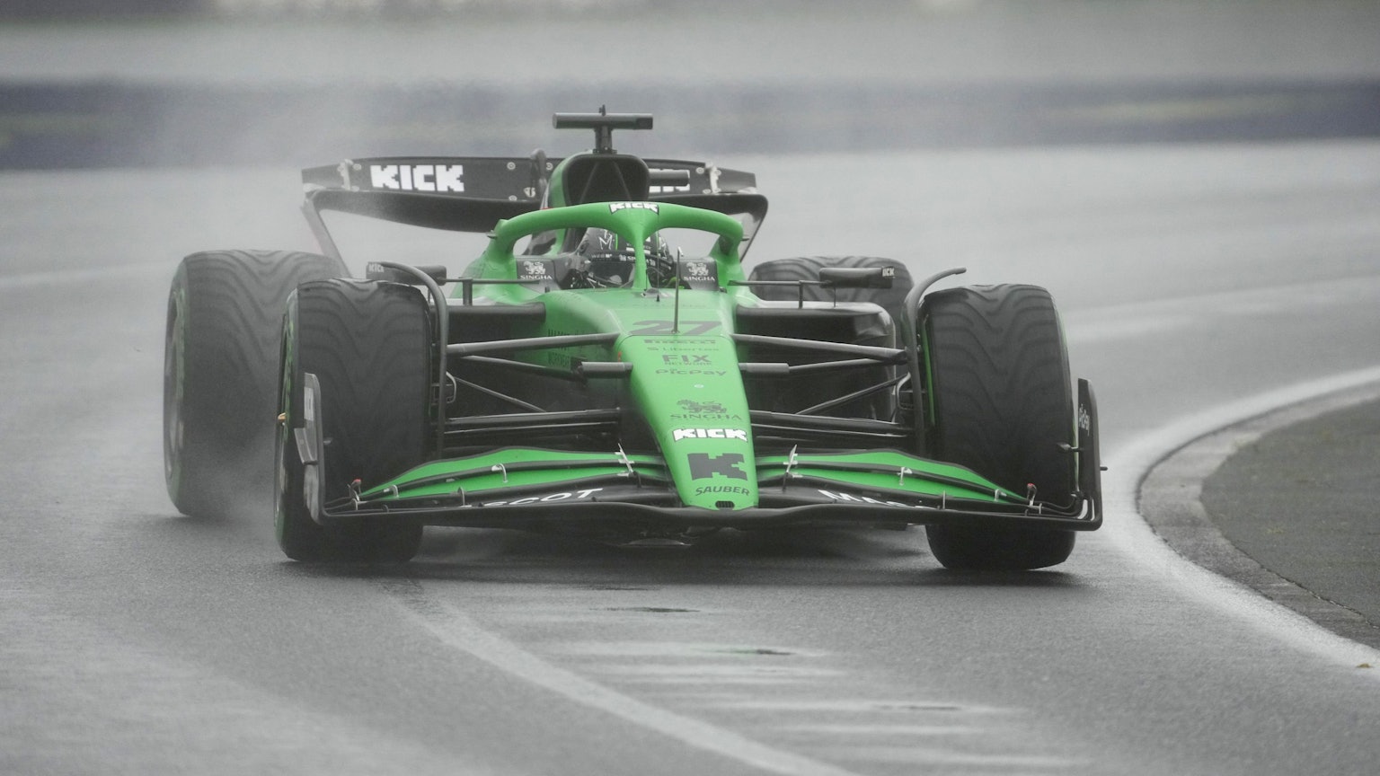 Nico Hülkenberg vom Team Stake F1 Team Kick Sauber steuert sein Auto auf der Rennstrecke im Albert Park.