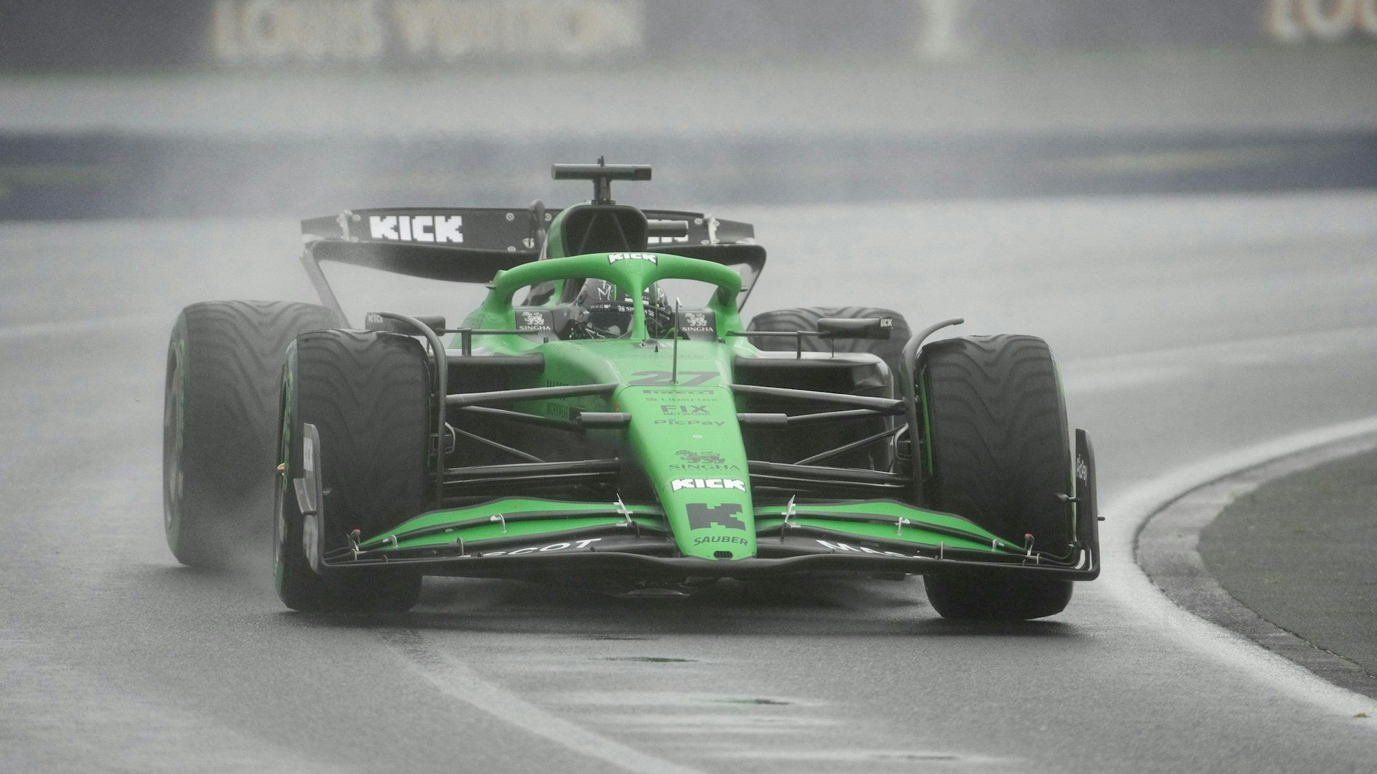 Nico Hülkenberg vom Team Stake F1 Team Kick Sauber steuert sein Auto auf der Rennstrecke im Albert Park.