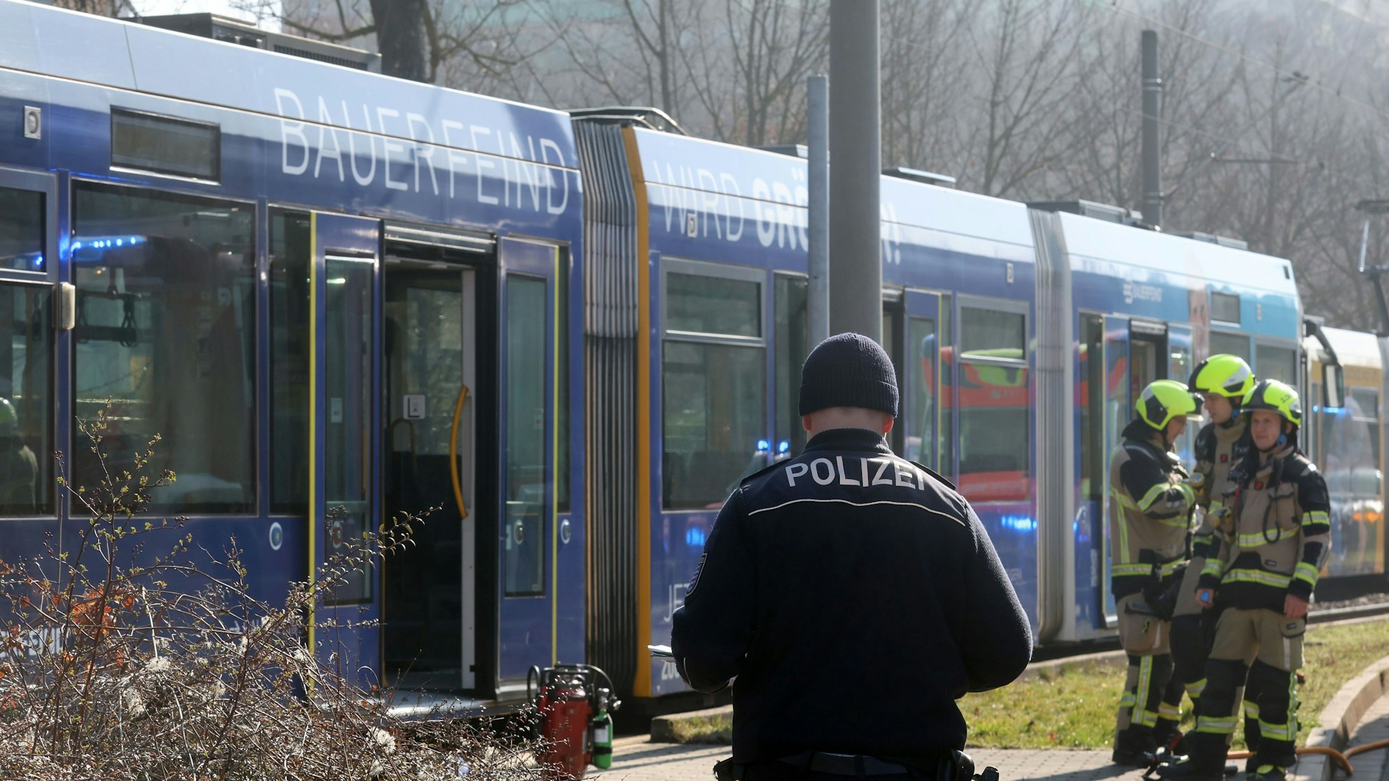 Einsatzkräfte von Polizei und Feuerwehr sind nach einem Brandanschlag in einer Straßenbahn im Einsatz. In Gera ist in einer Straßenbahn ein Brandanschlag auf eine Frau verübt worden.