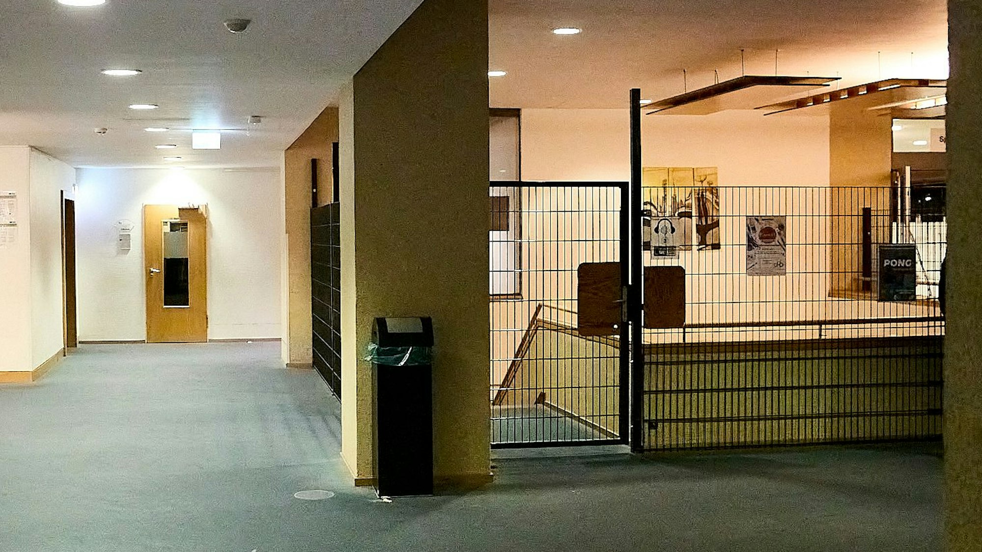 Mit Gittern abgesperrt und mit einer Tür versehen ist das weitläufige Treppenhaus. Dies wurde aus Brandschutzgründen so aufgebaut.