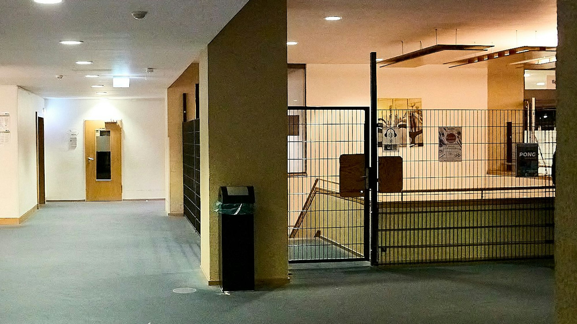 Mit Gittern abgesperrt und mit einer Tür versehen ist das weitläufige Treppenhaus. Dies wurde aus Brandschutzgründen so aufgebaut.