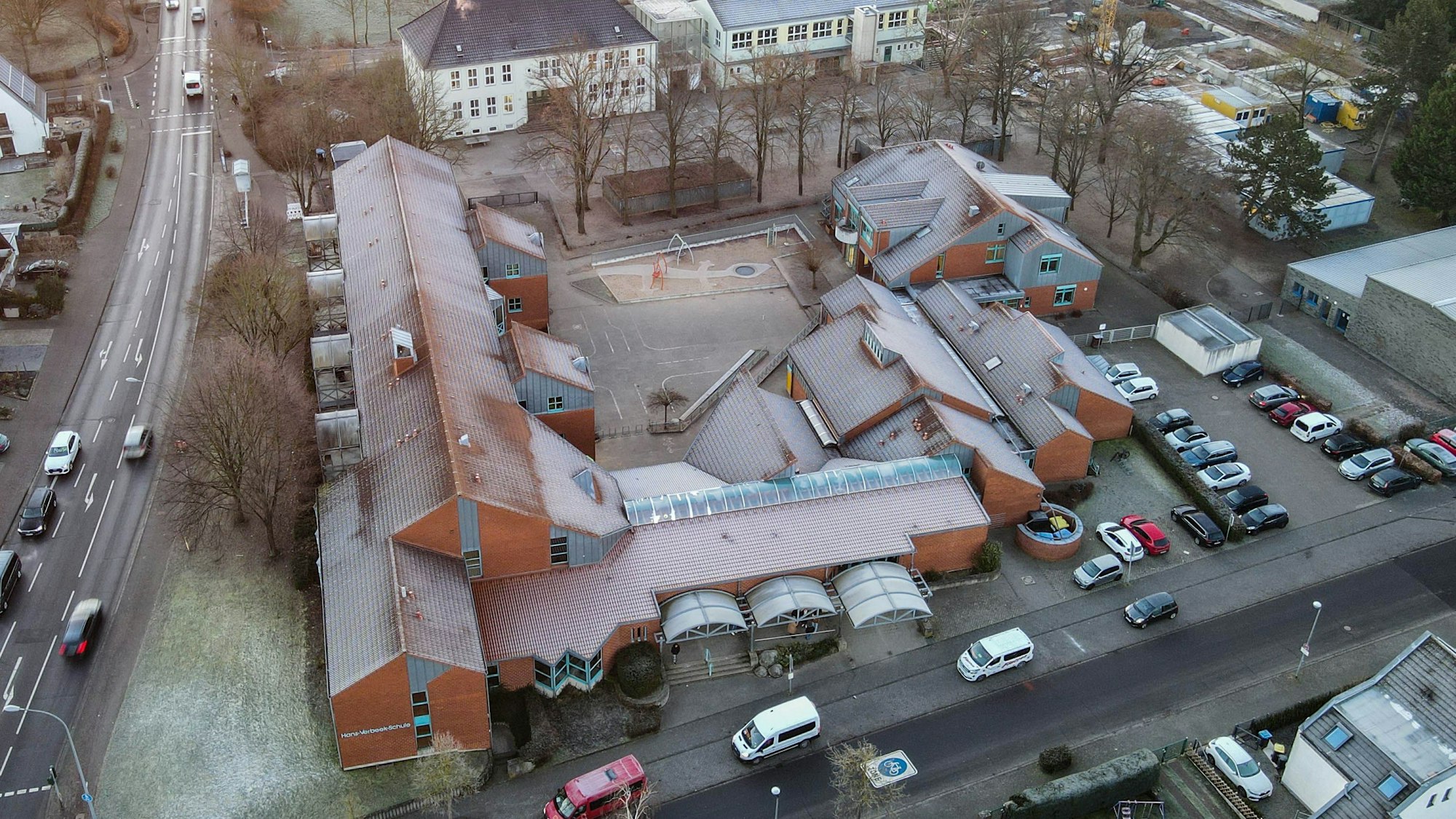 Das Bild zeigt die Förderschule aus der Luft.