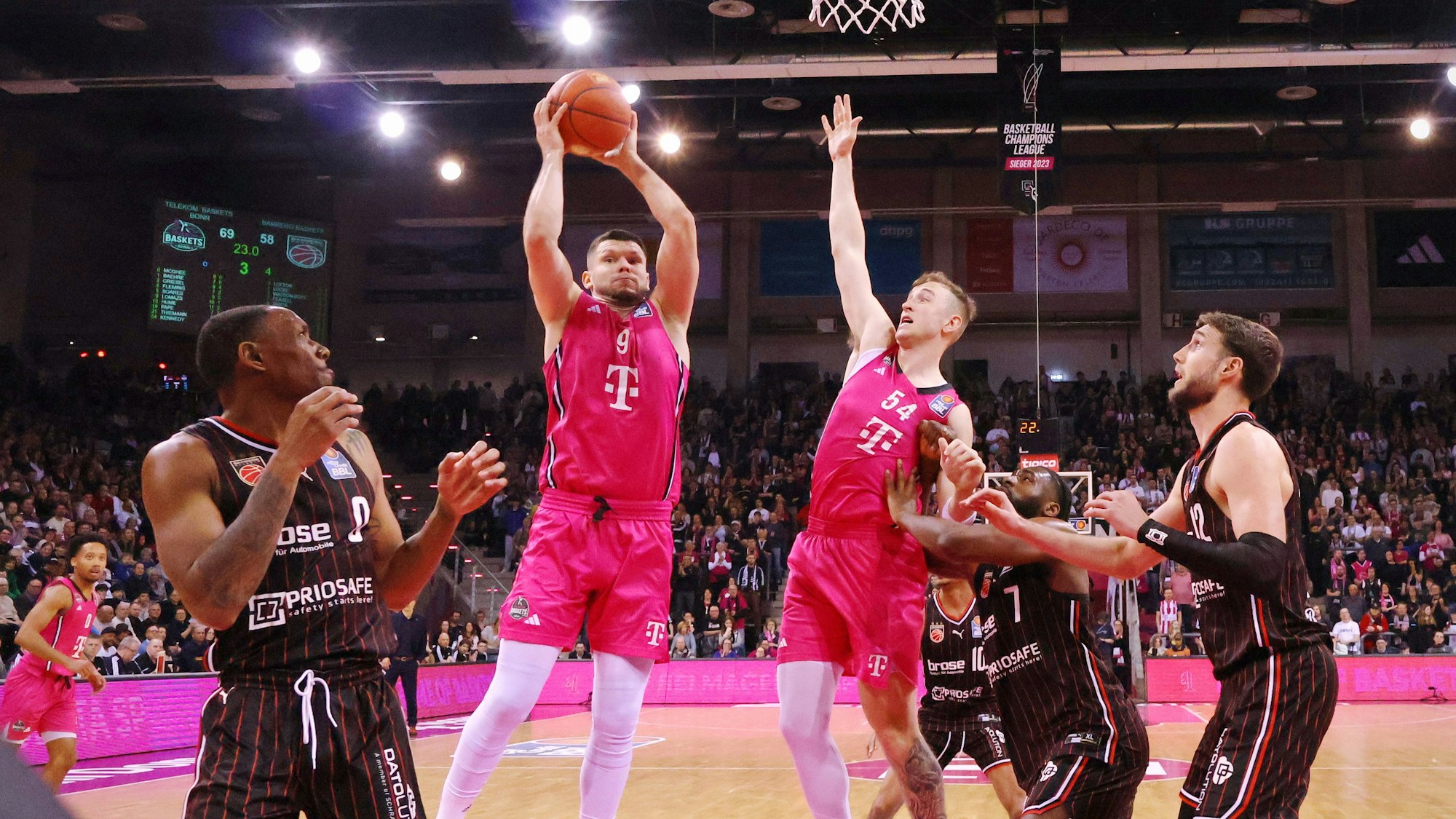 Die beiden Bonner Rihards Lomazs (links) und Thomas Kennedy attackieren den Bamberger Korb.