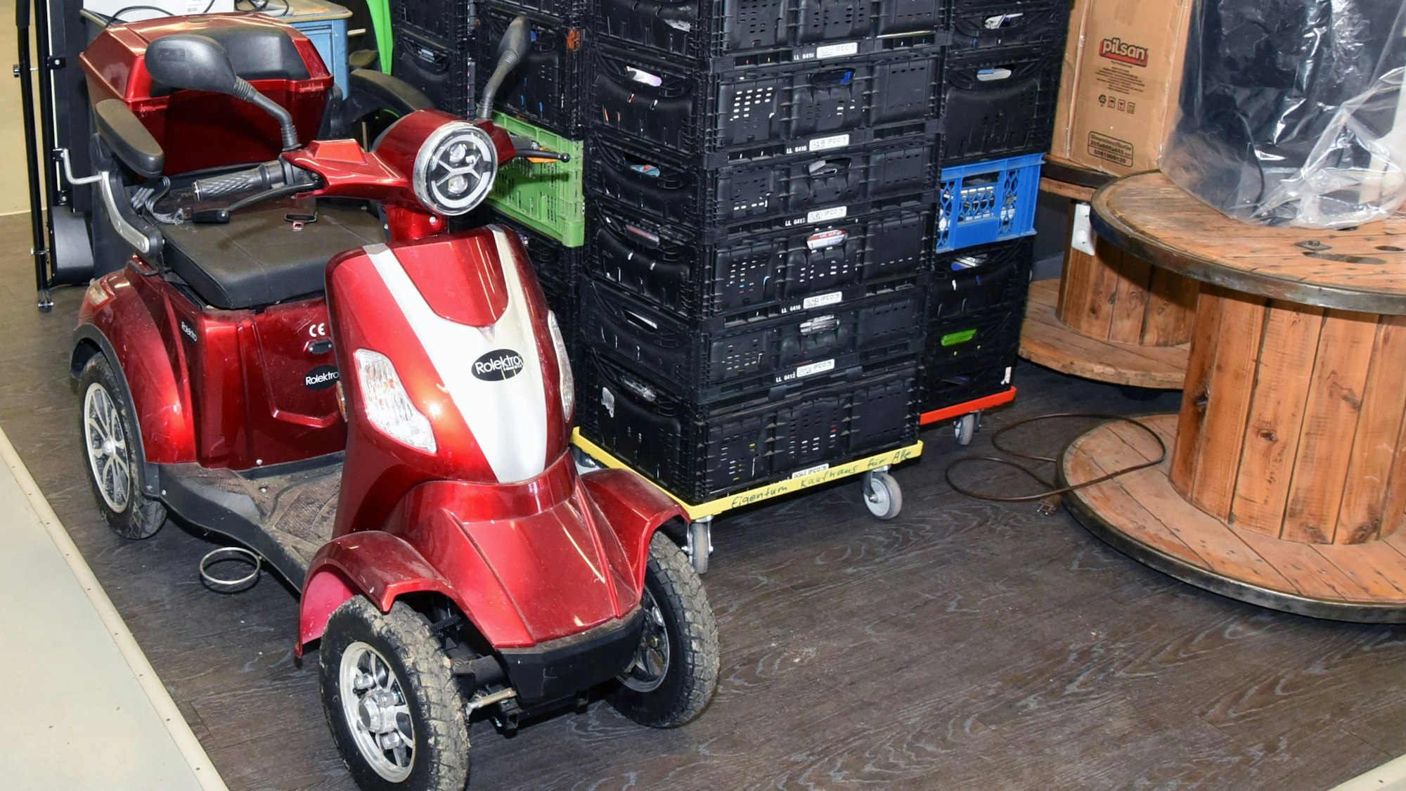 Auch dieser knallrote E-Roller für Seniorinnen und Senioren wartet in Waldbröl-Hermesdorf auf einen Käufer.