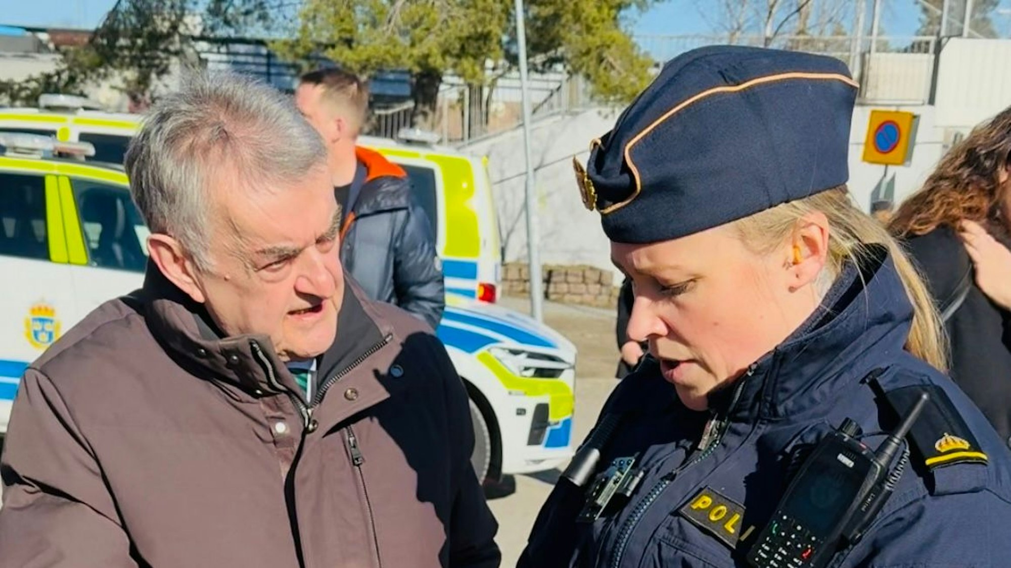 NRW-Innenminister Herbert Reul (CDU) mit der Gemeindepolizistin Jessica Edman in Södertälje.