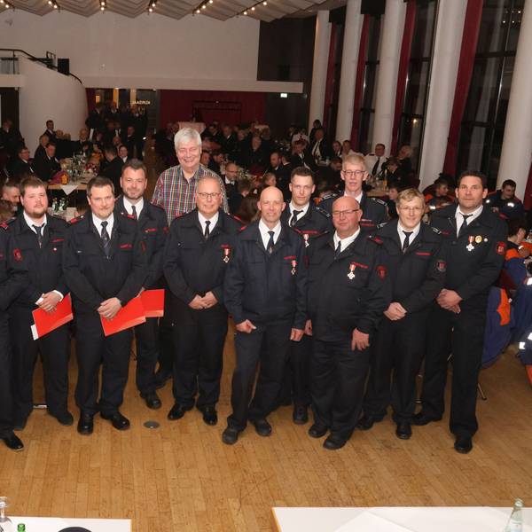 Die Geehrten der Freiwilligen Feuerwehr in Nümbrecht mit dem Leiter der Wehr Michael Schlößer (von links) und Kreisbrandmeister Julian Seeger sowie Bürgermeister Hilko Redenius (Mitte).