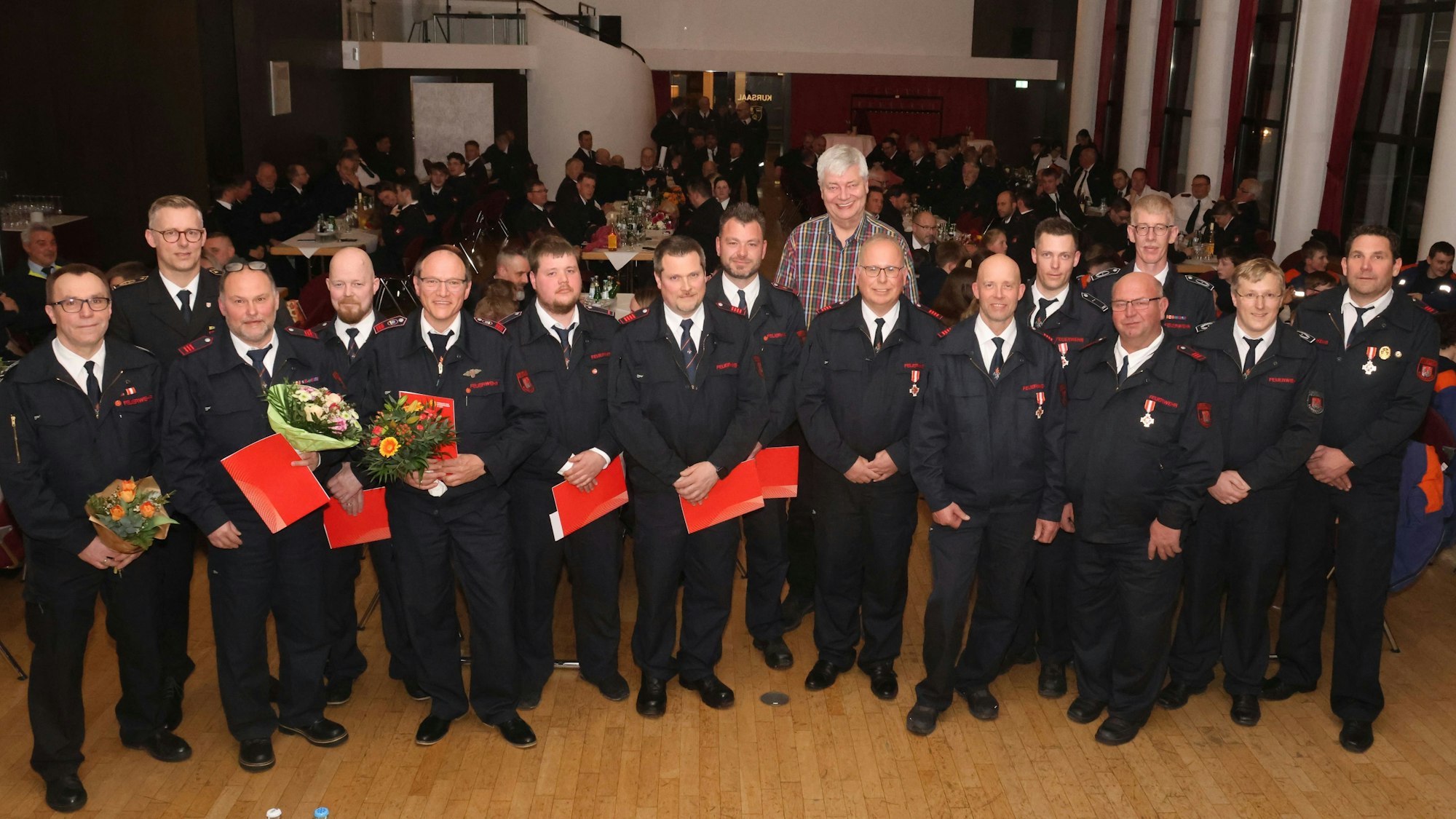Die Geehrten der Freiwilligen Feuerwehr in Nümbrecht mit dem Leiter der Wehr Michael Schlößer (von links) und Kreisbrandmeister Julian Seeger sowie Bürgermeister Hilko Redenius (Mitte).
