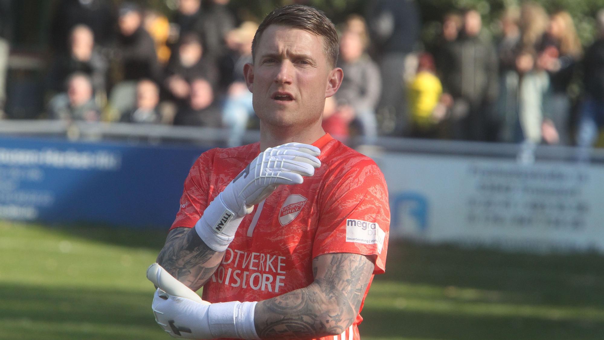 Keeper Dennis Pastoors vom 1. FC Spich hält im Duell mit dem SSV Nümbrecht die Null fest.
