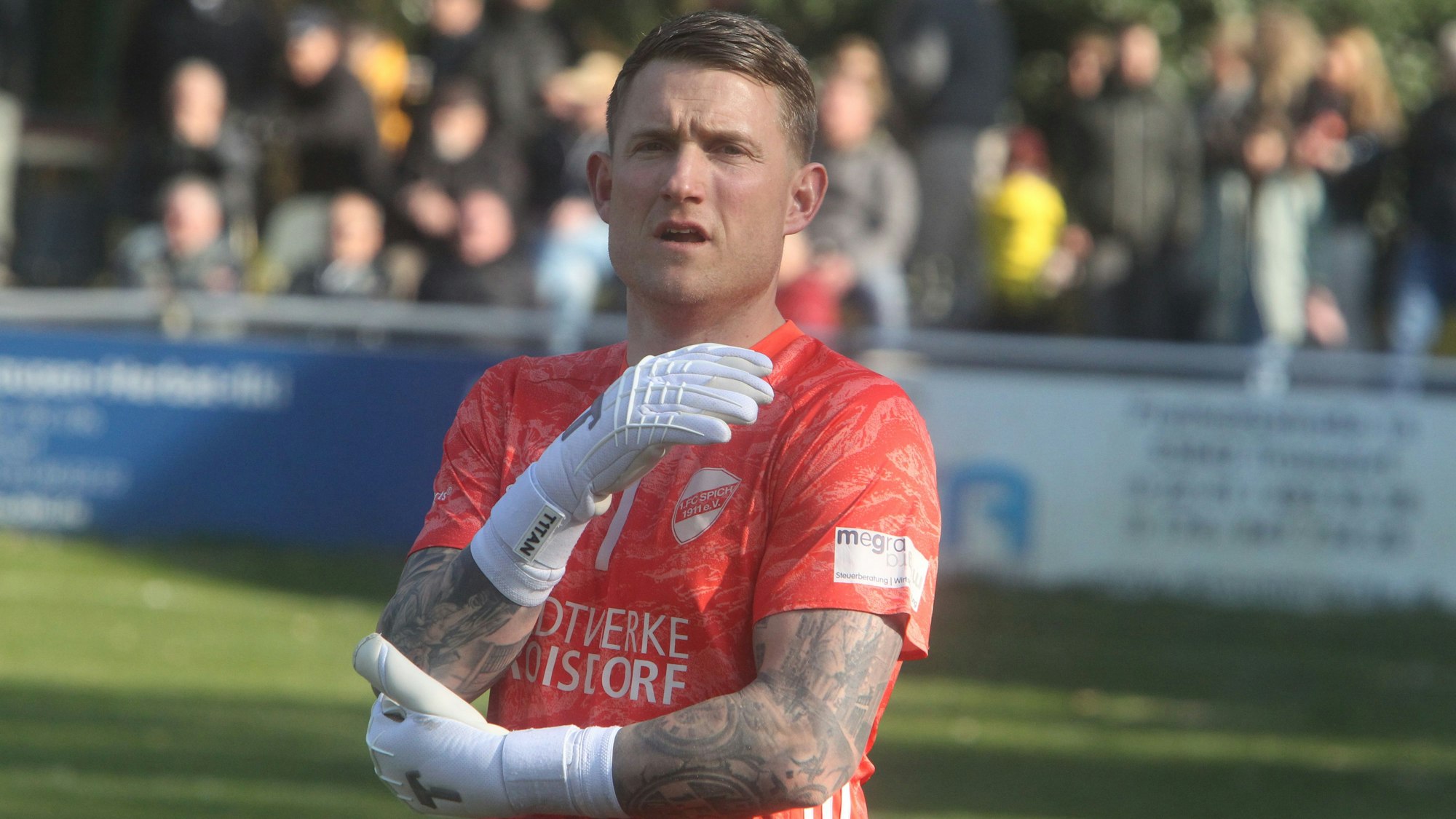 Keeper Dennis Pastoors vom 1. FC Spich hält im Duell mit dem SSV Nümbrecht die Null fest.