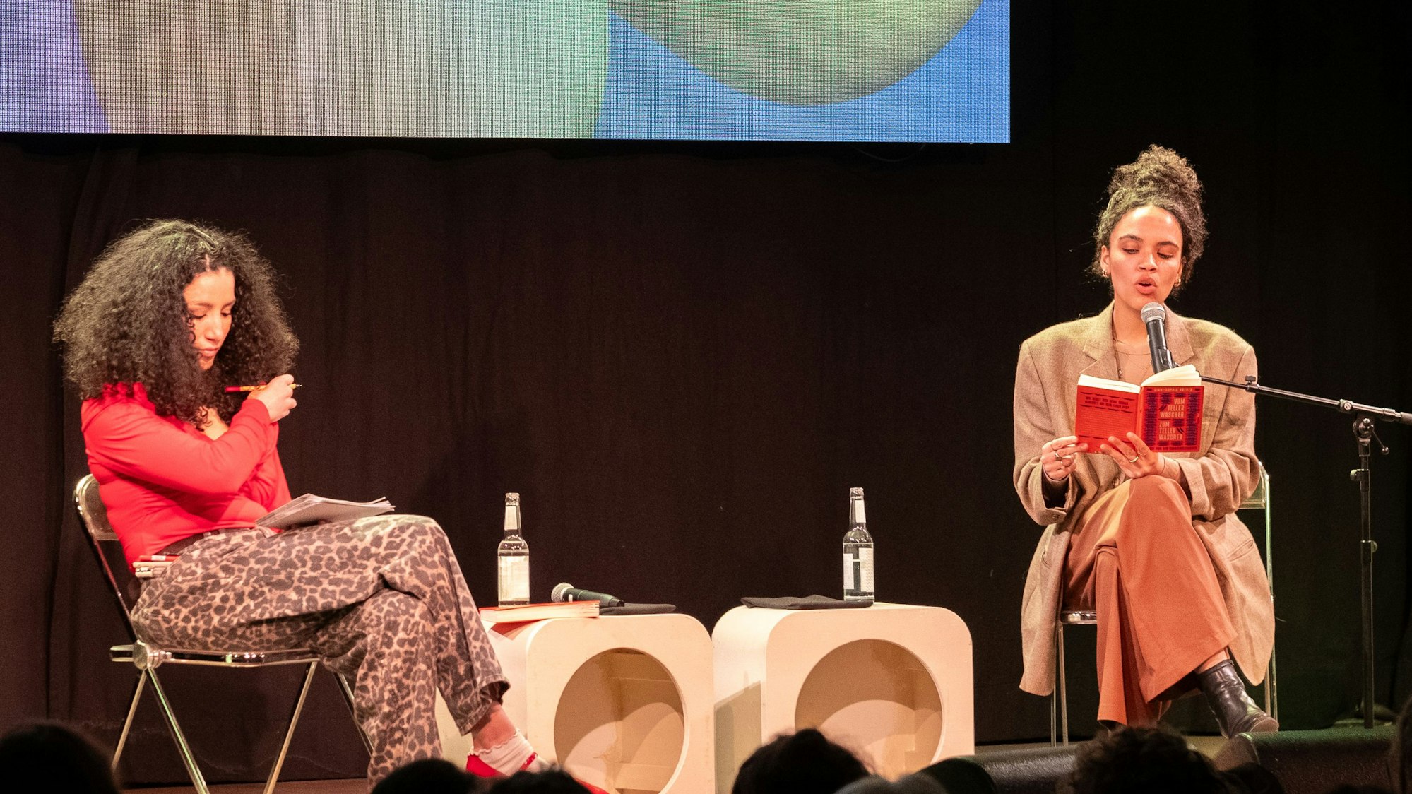 Autorin Ciani-Sophia Hoeder mit Moderatorin Tessniem Kadiri auf der lit.Pop.