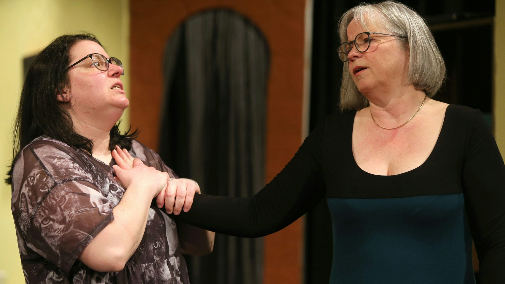 Eine Szene auf einer Bühne während eines Theaterspiels.