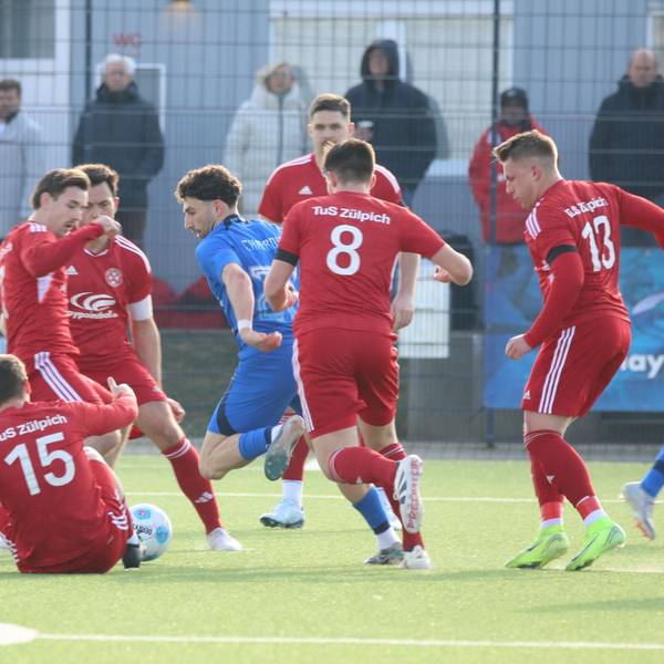 Dürens Mustapha Chahrour sieht sich dribbelnd sechs Gegenspielern gegenüber.